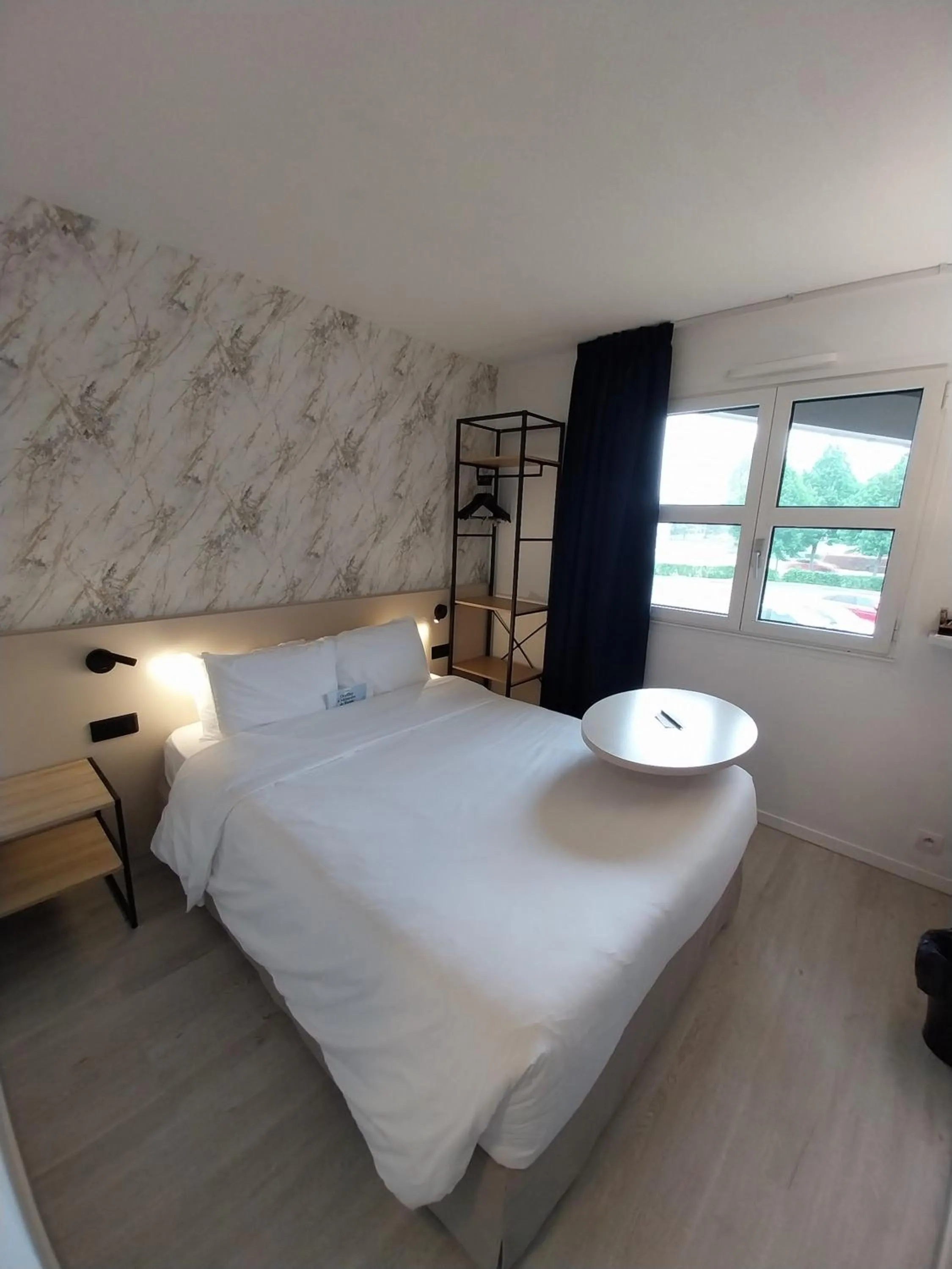 Bed in Kyriad Hôtel La Fleche