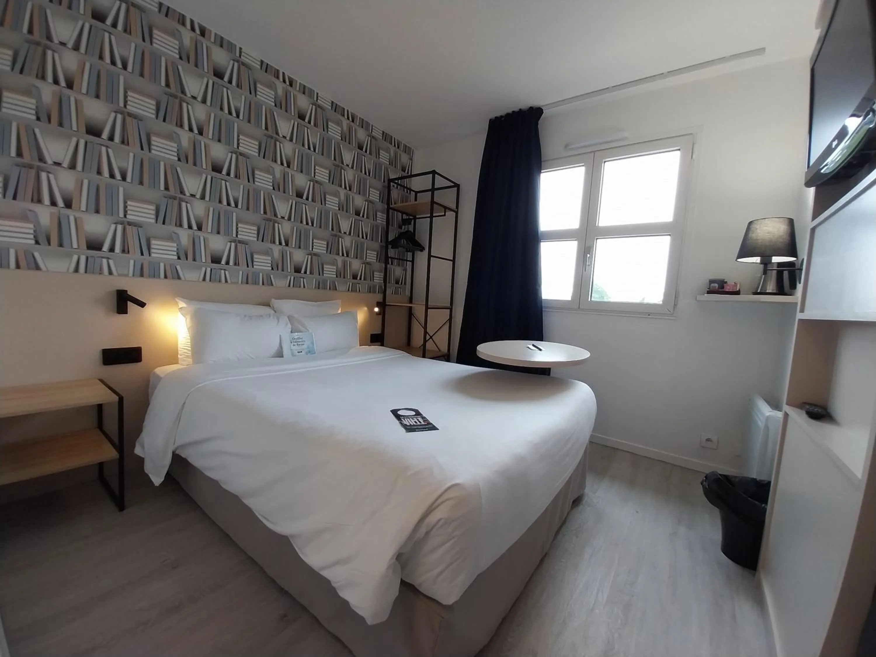 Bed in Kyriad Hôtel La Fleche