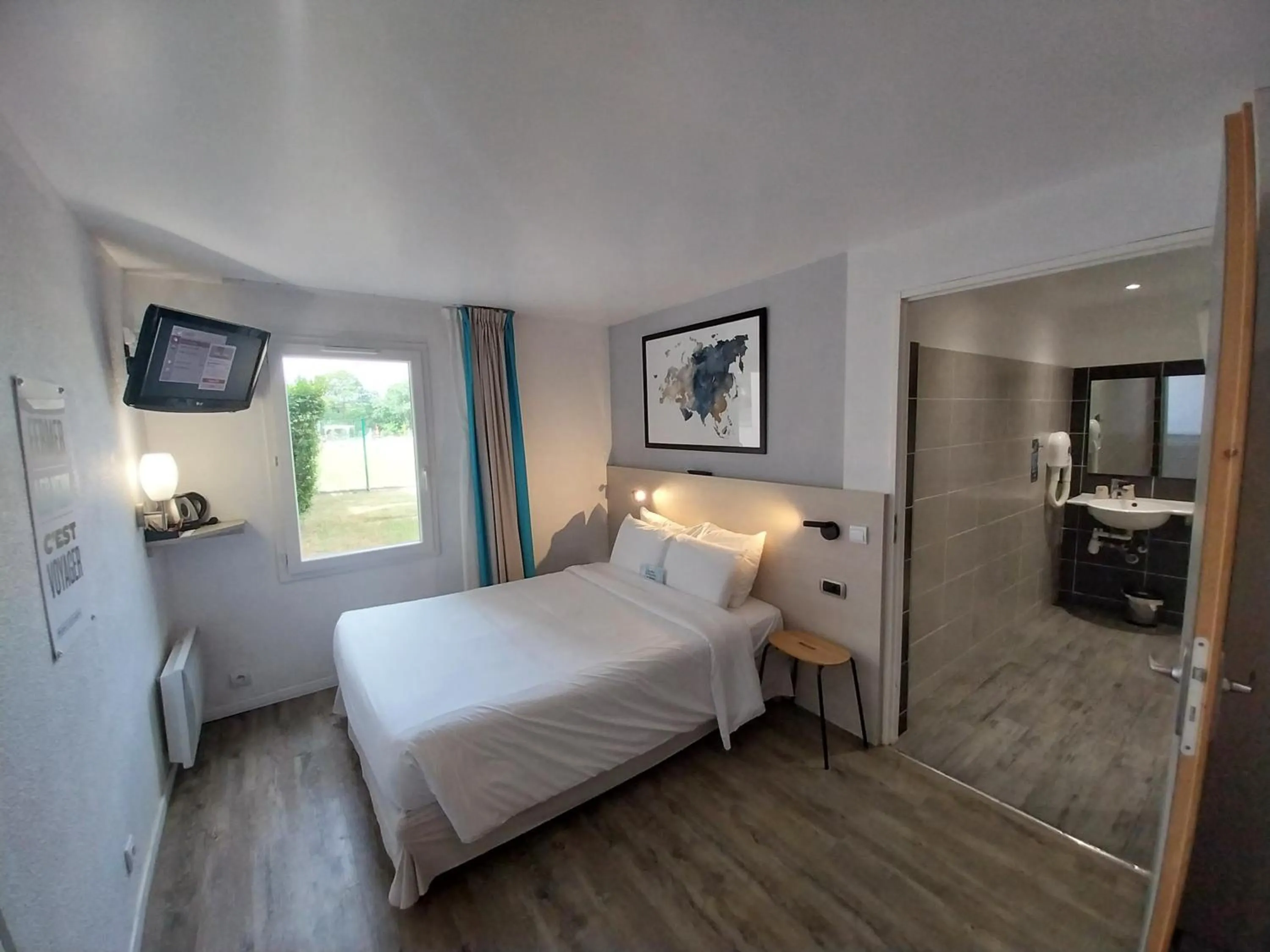 Bed in Kyriad Hôtel La Fleche