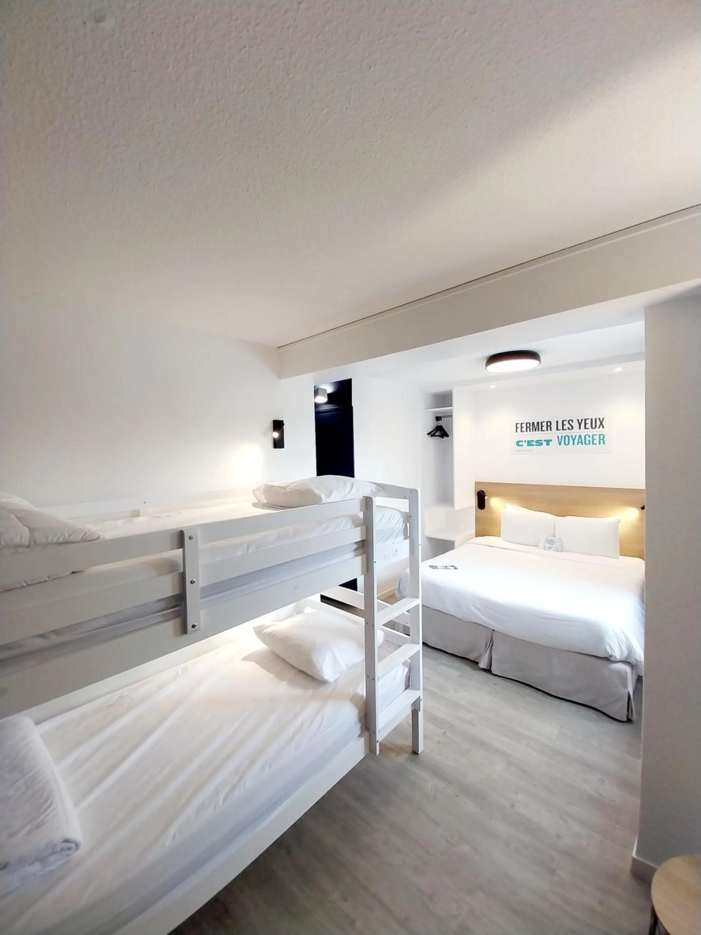 Bed in Kyriad Hôtel La Fleche