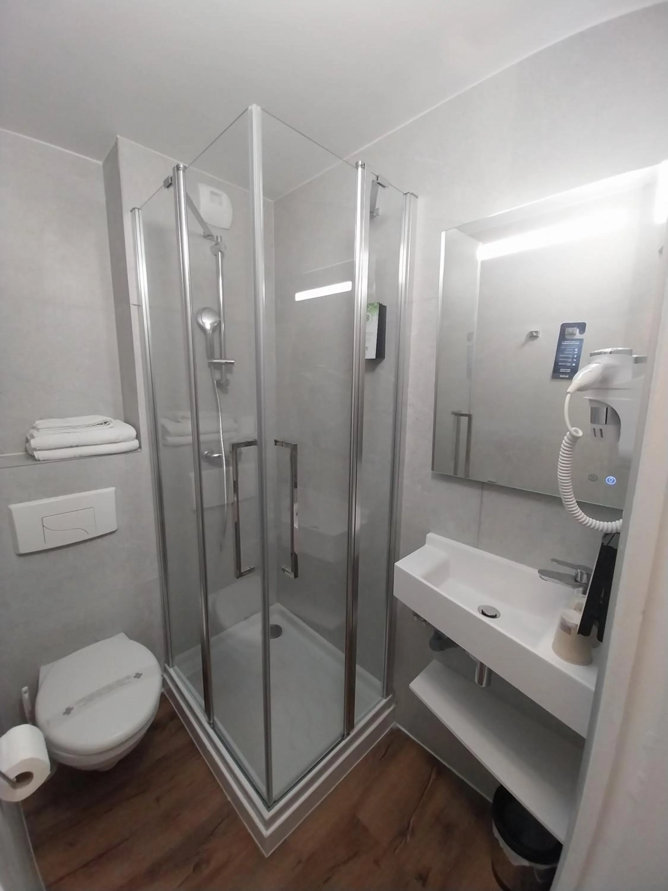 Shower in Kyriad Hôtel La Fleche