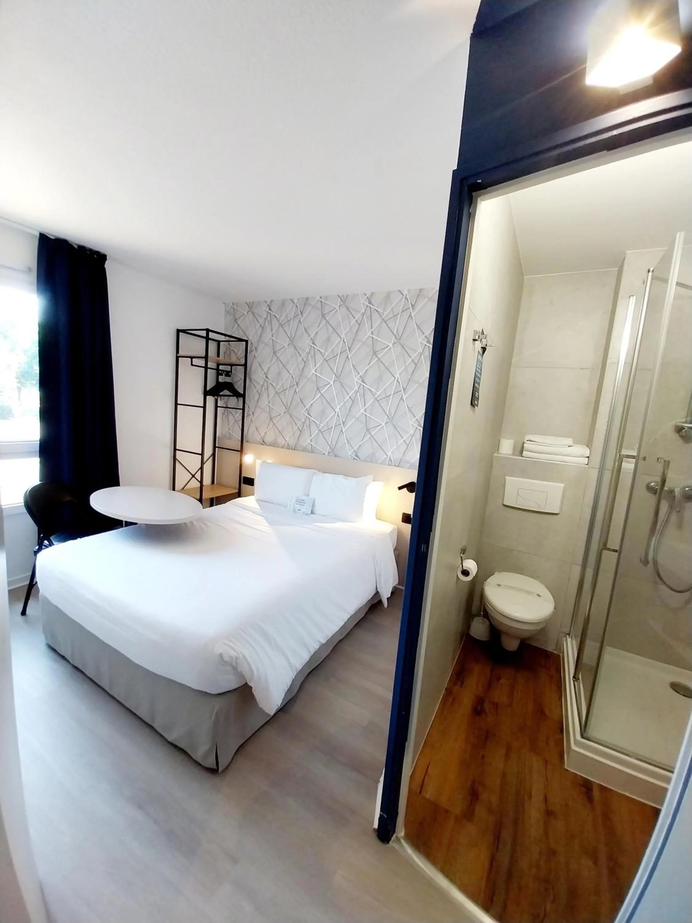 Bedroom, Bed in Kyriad Hôtel La Fleche