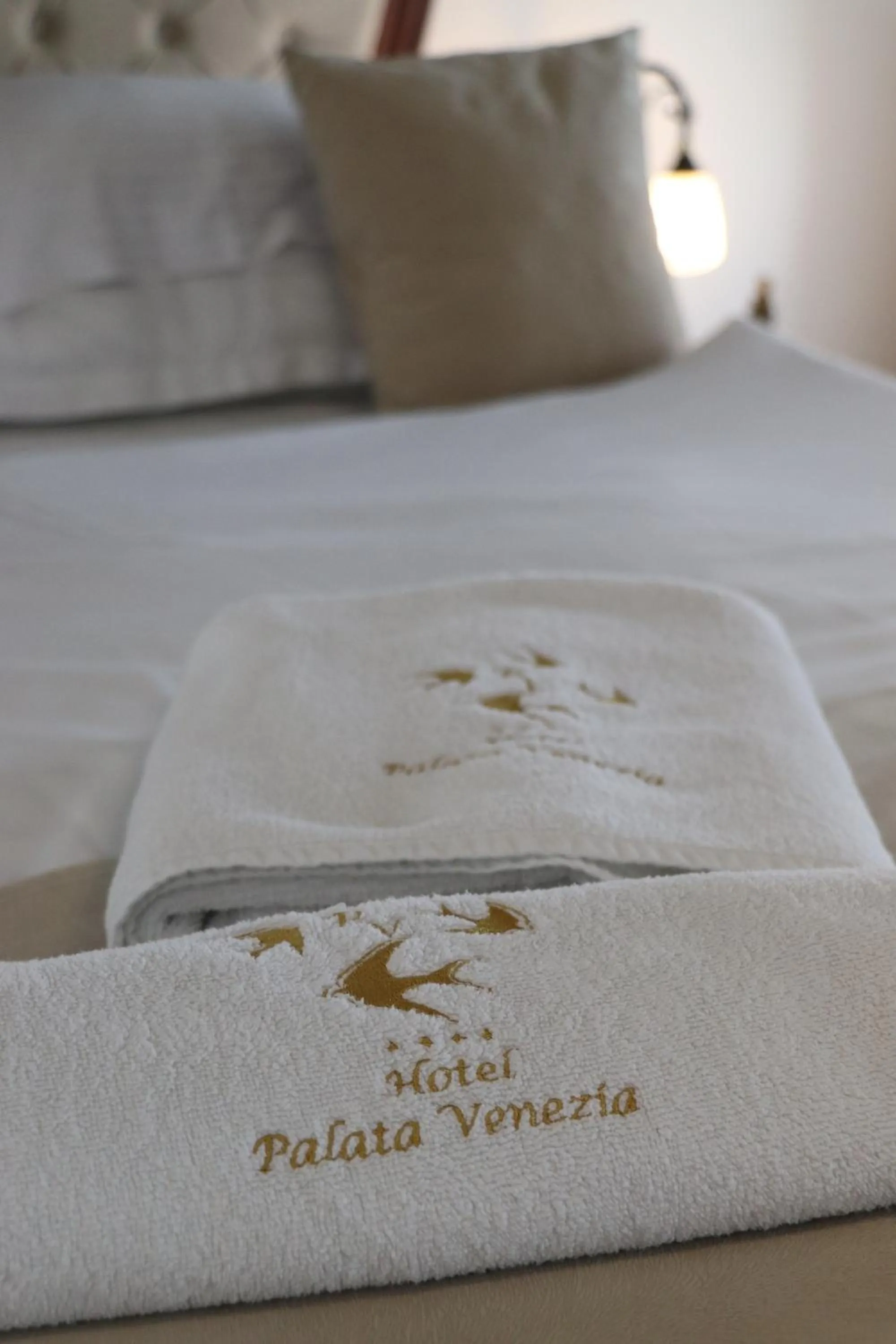 towels, Bed in Hotel Palata Venezia