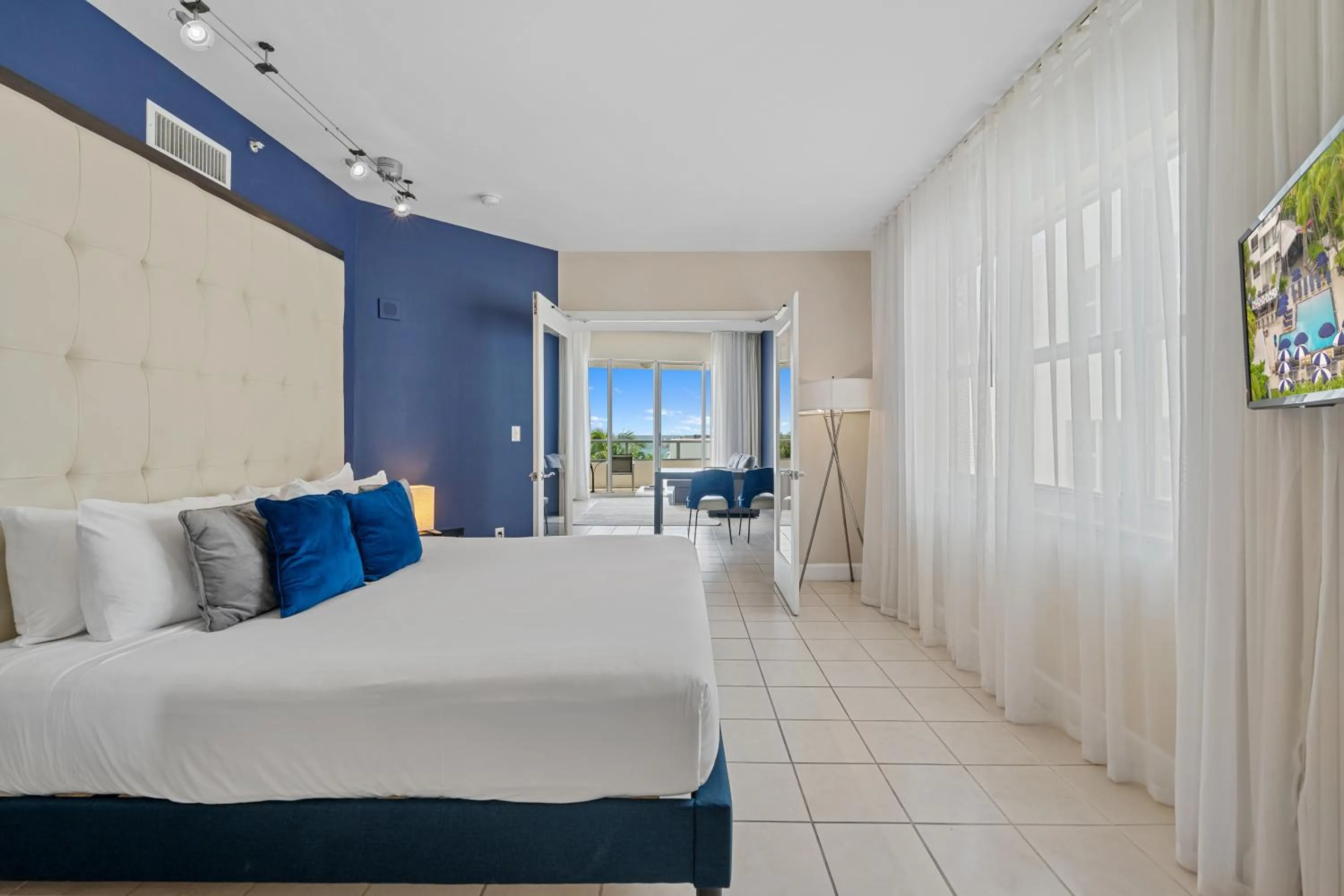 Bed in The Sagamore Hotel South Beach