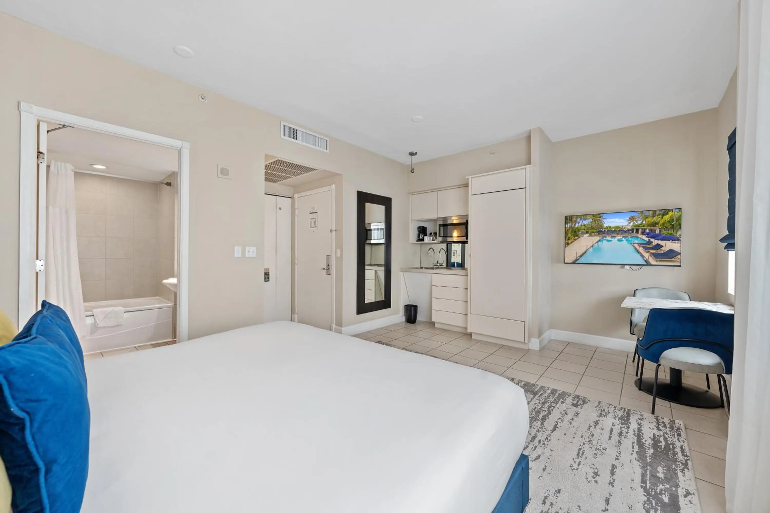 Bedroom, Bed in The Sagamore Hotel South Beach