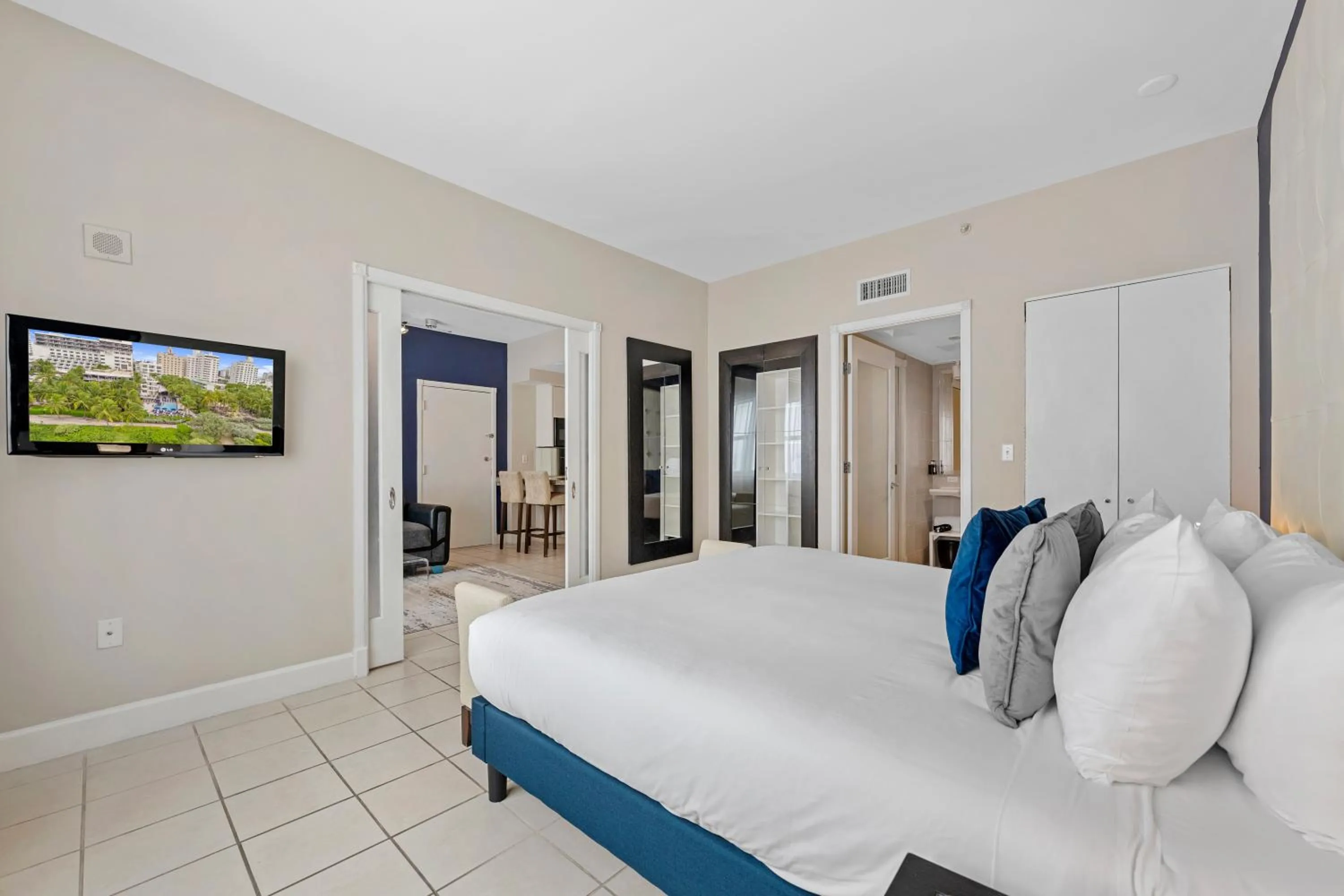 Bedroom, Bed in The Sagamore Hotel South Beach