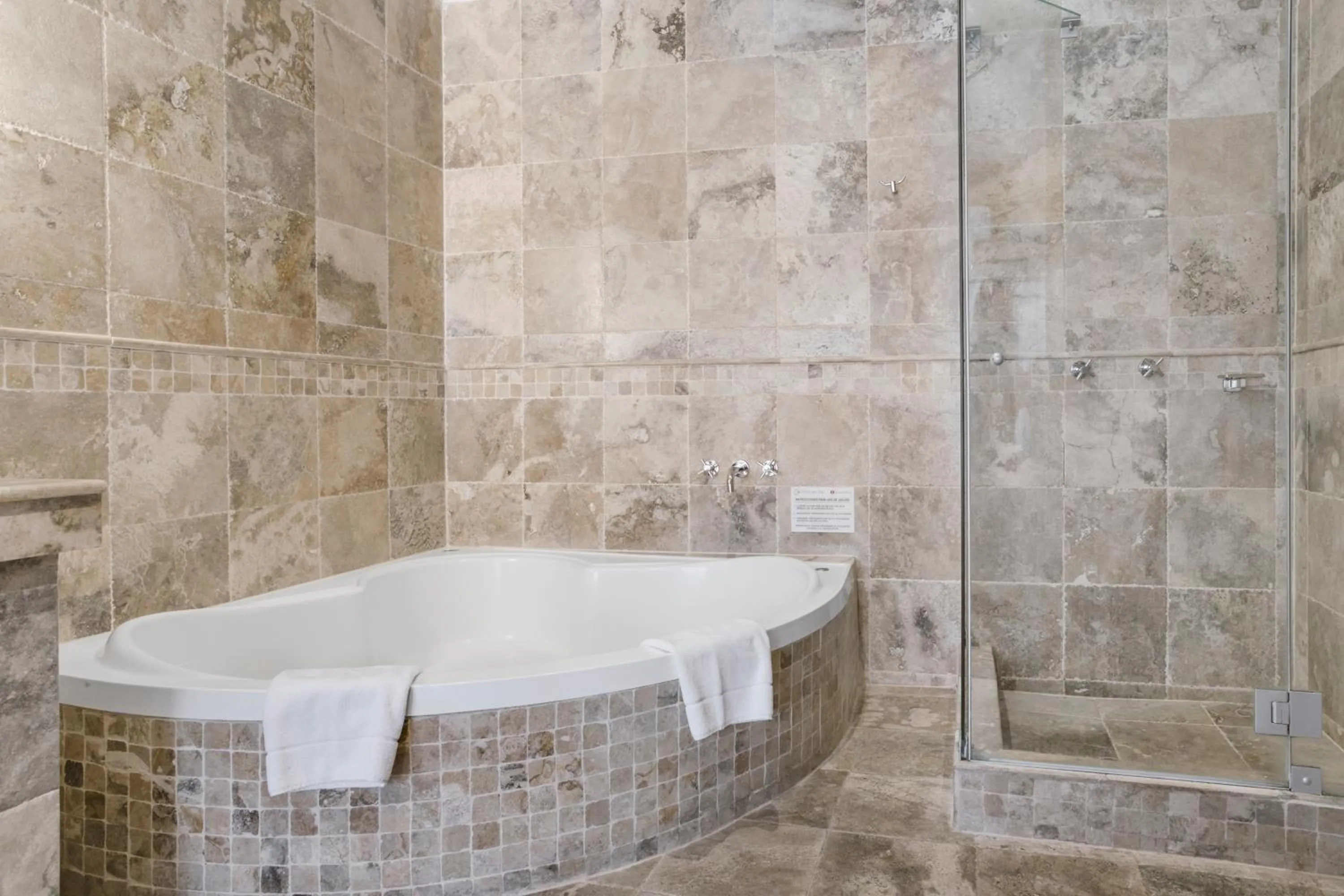 Shower in Wyndham Costa del Sol Cusco