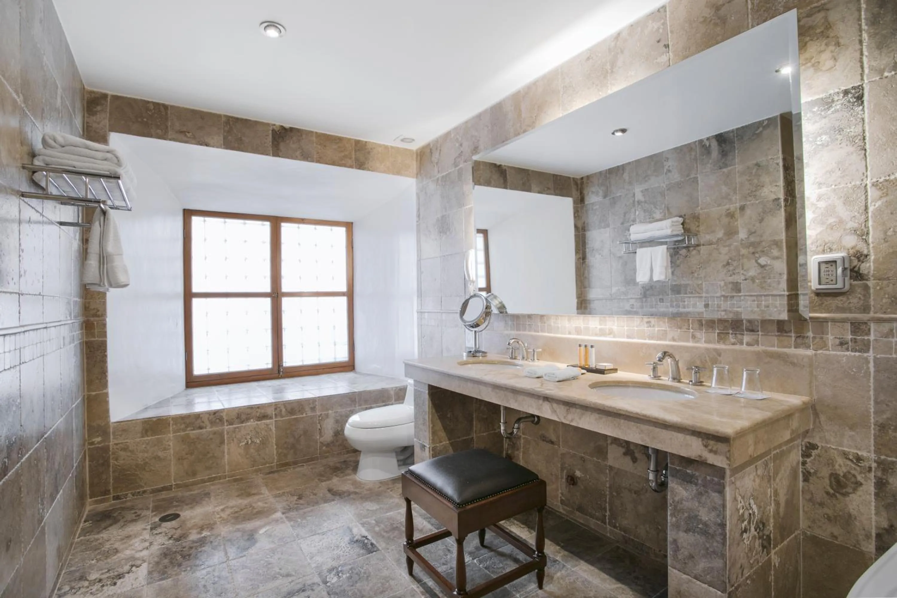 Shower in Wyndham Costa del Sol Cusco