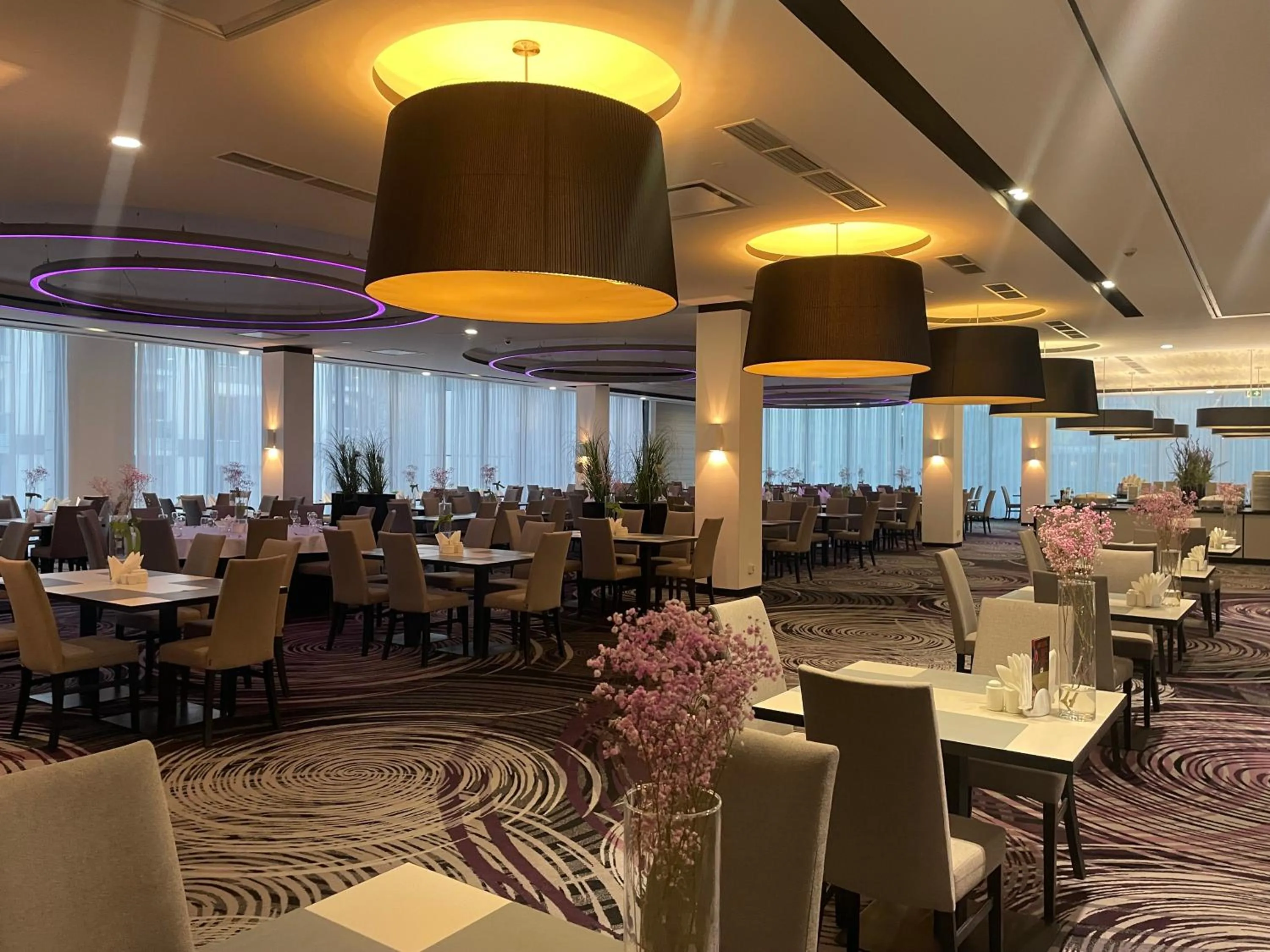 Restaurant/places to eat in Ambasador Premium