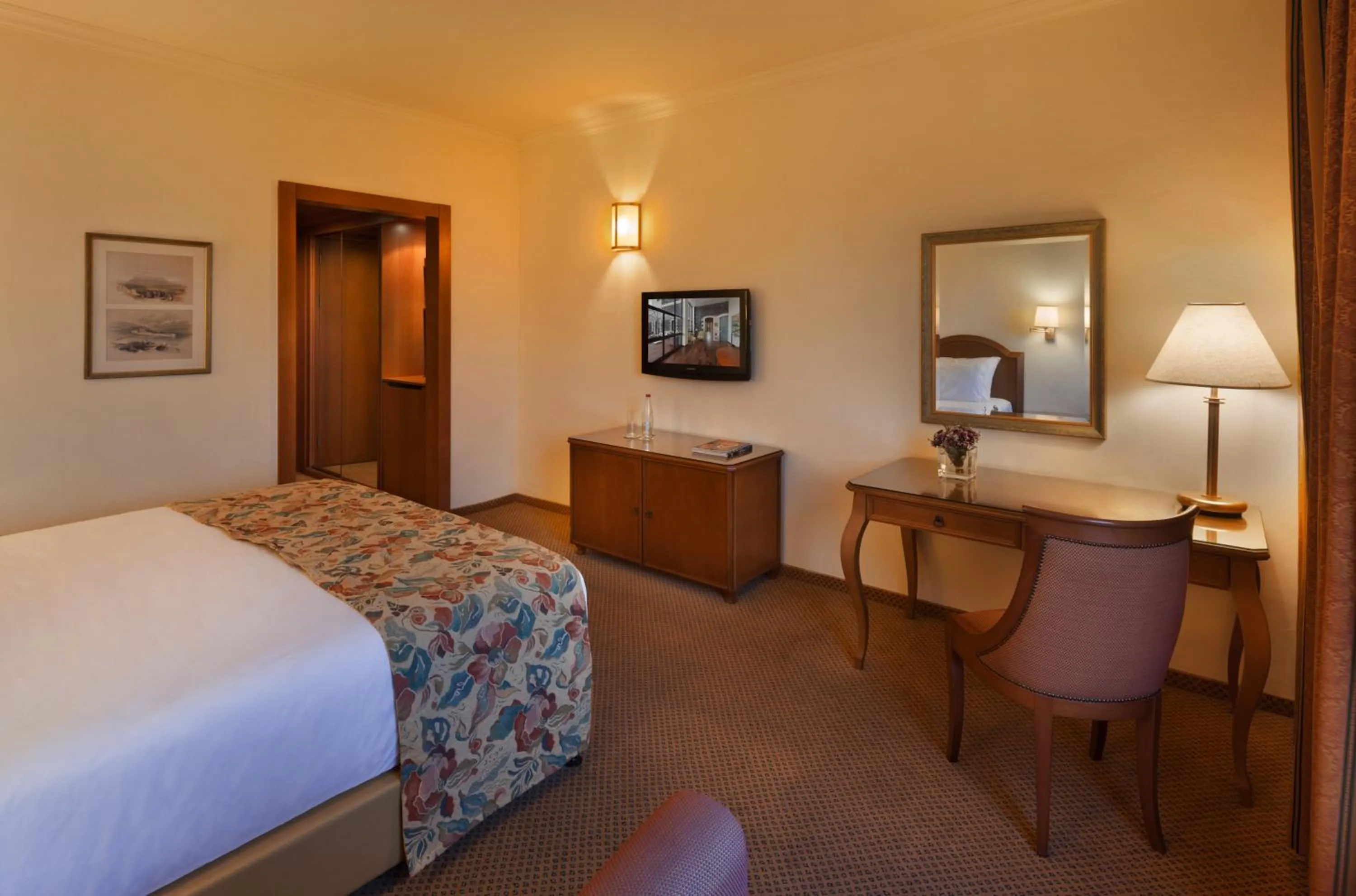 Photo of the whole room, Bed in The Scots Hotel