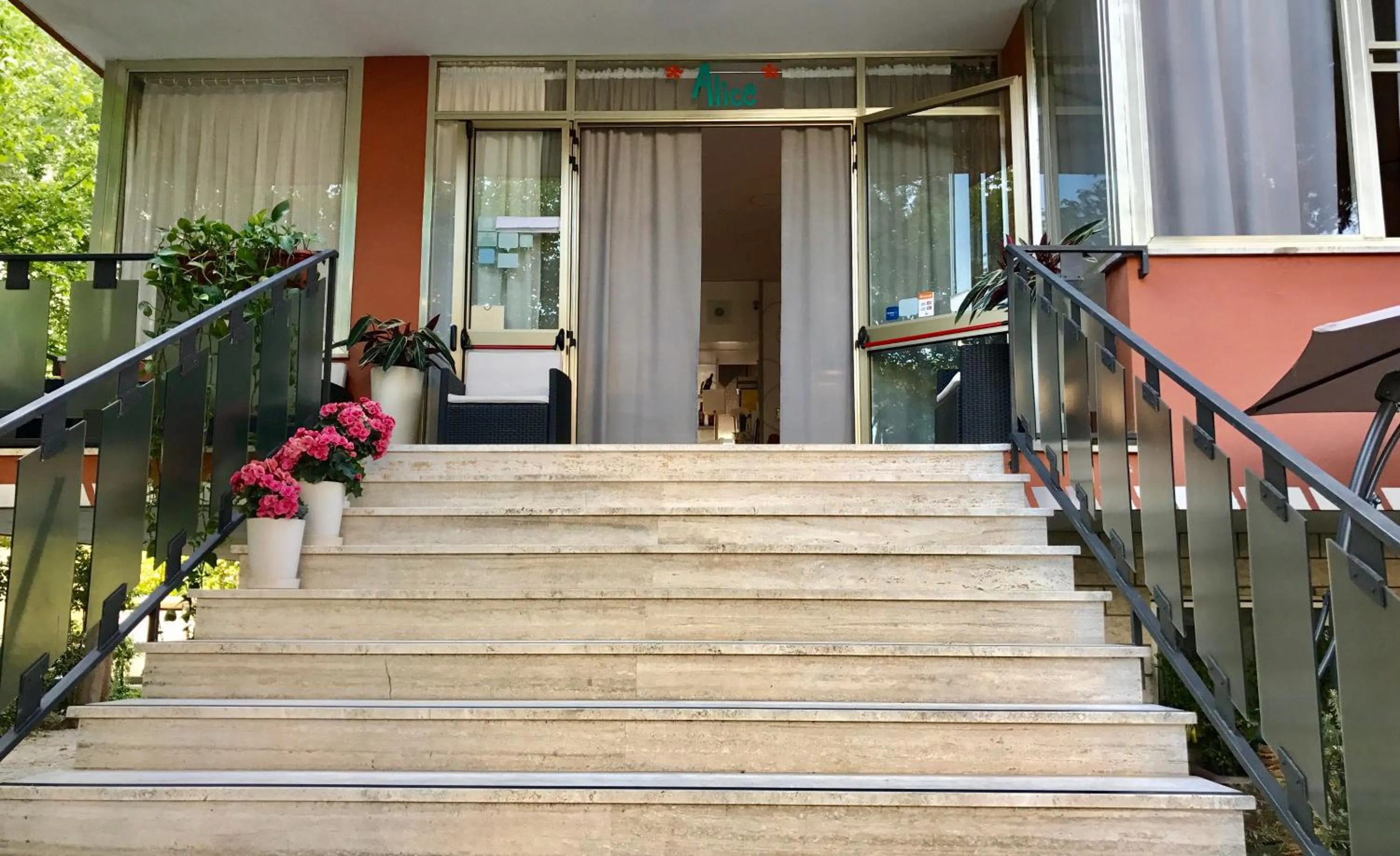 Facade/entrance in Alice Hotel