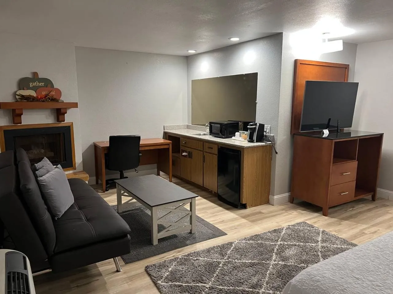 Lounge or bar in Pacific Coast Roadhouse - SureStay Collection by Best Western