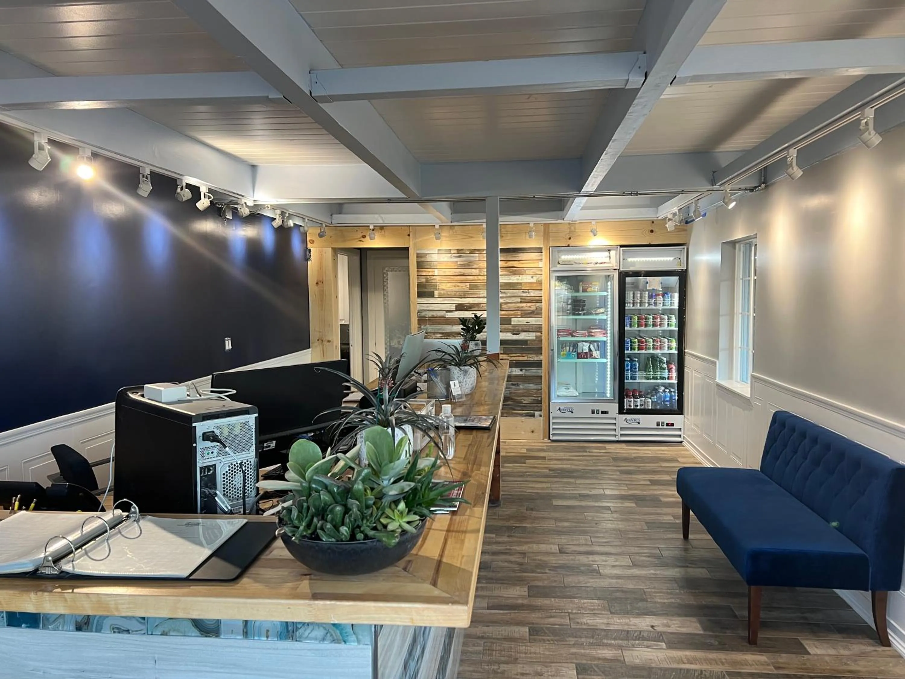 Lobby or reception in Pacific Coast Roadhouse - SureStay Collection by Best Western