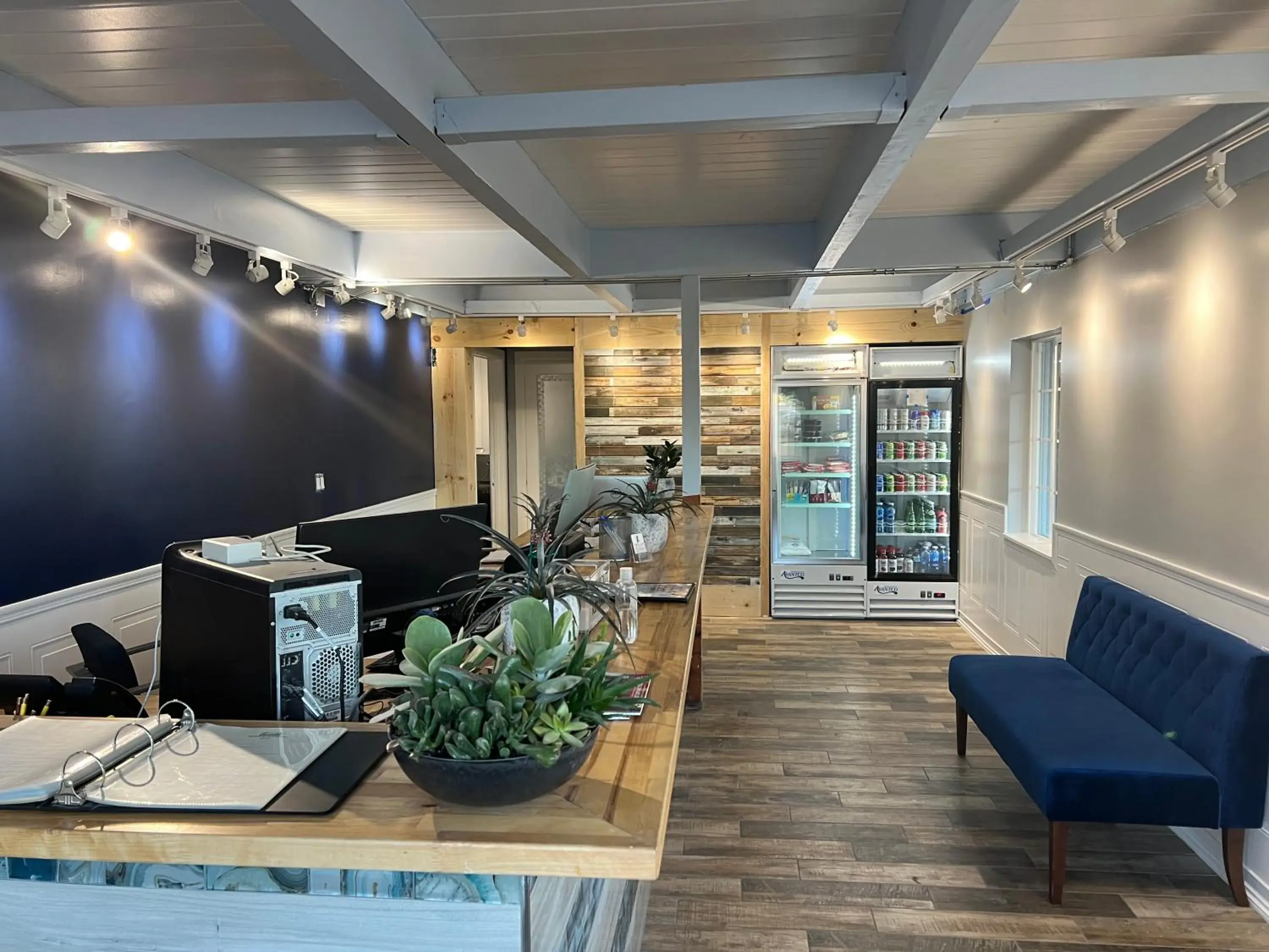 Lobby or reception in Pacific Coast Roadhouse - SureStay Collection by Best Western Lobby or reception in Pacific Coast Roadhouse - SureStay Collection by Best Western