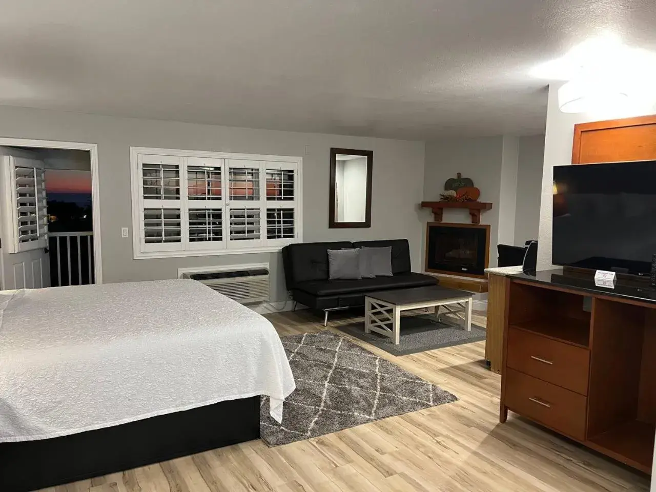 King Suite Oceanview with Sleeper Lounge in Pacific Coast Roadhouse - SureStay Collection by Best Western King Suite Oceanview with Sleeper Lounge in Pacific Coast Roadhouse - SureStay Collection by Best Western