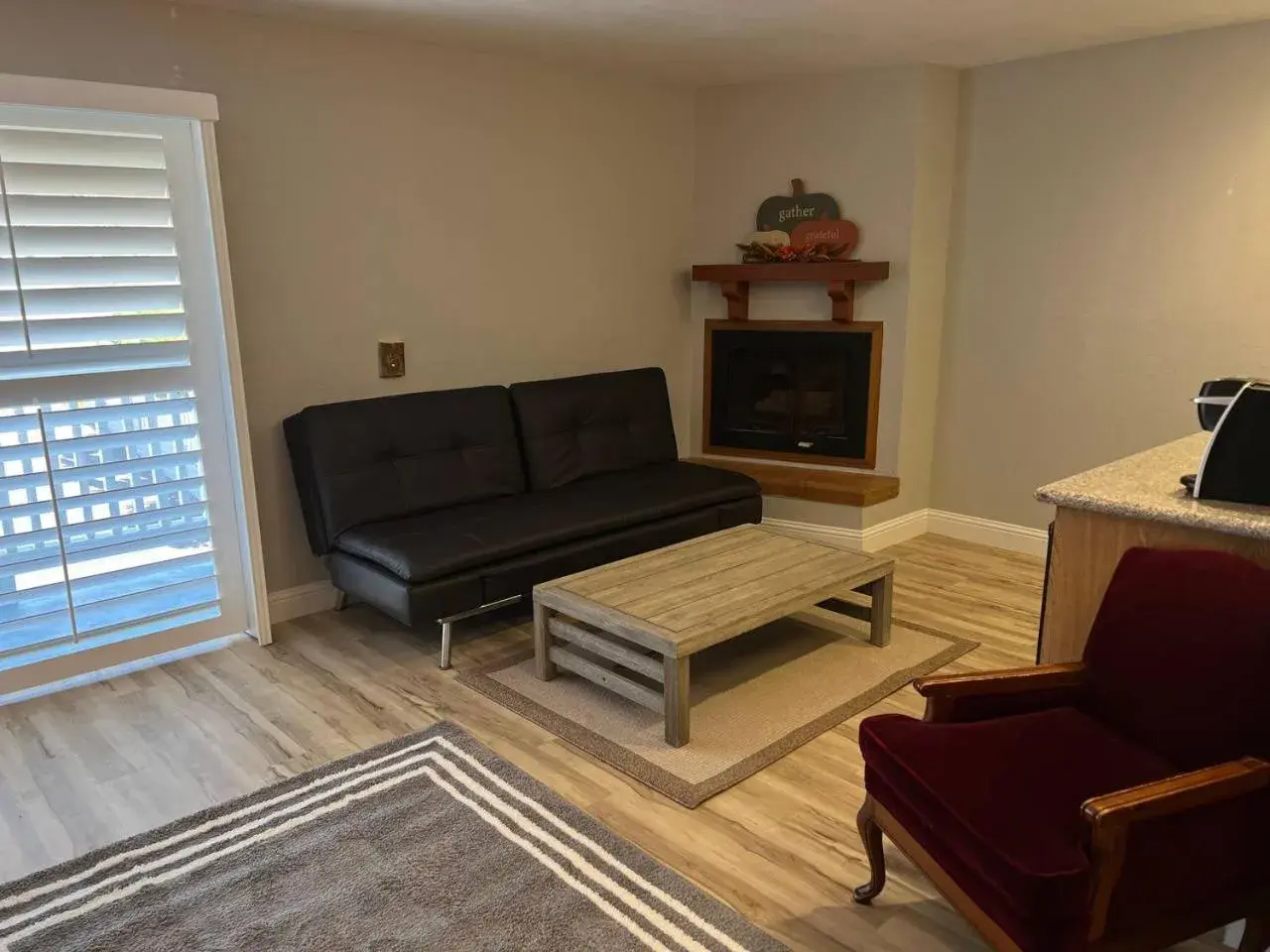 Lounge or bar in Pacific Coast Roadhouse - SureStay Collection by Best Western Lounge or bar in Pacific Coast Roadhouse - SureStay Collection by Best Western