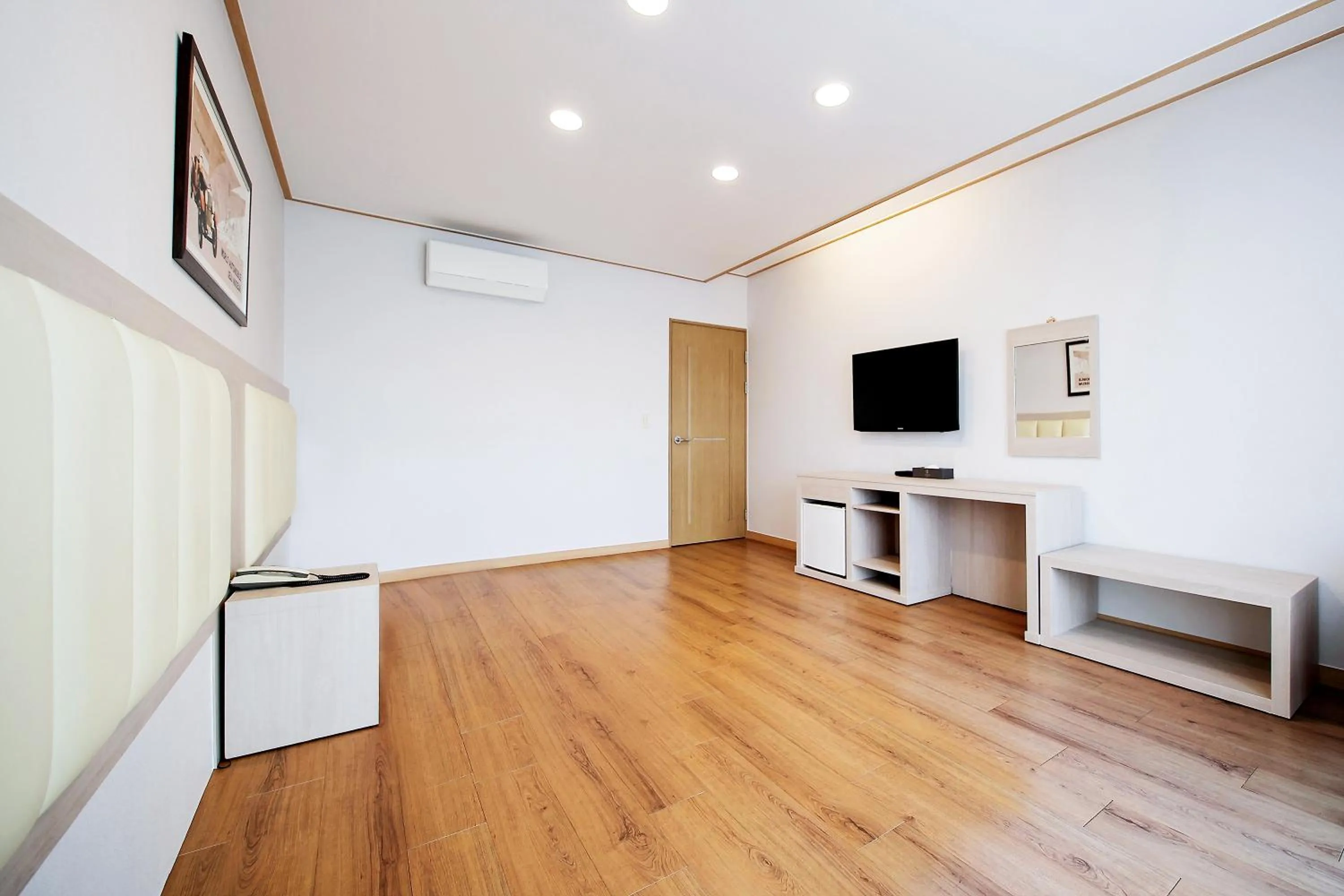 TV and multimedia in Shin Shin Hotel Jeju City