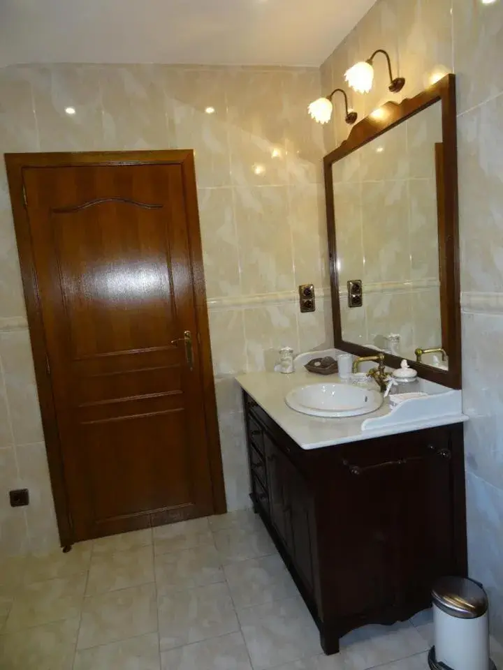 Double Room with Private Bathroom in Le chateau des eglantines Double Room with Private Bathroom in Le chateau des eglantines