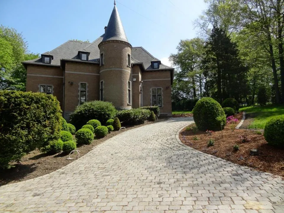 Property building in Le chateau des eglantines