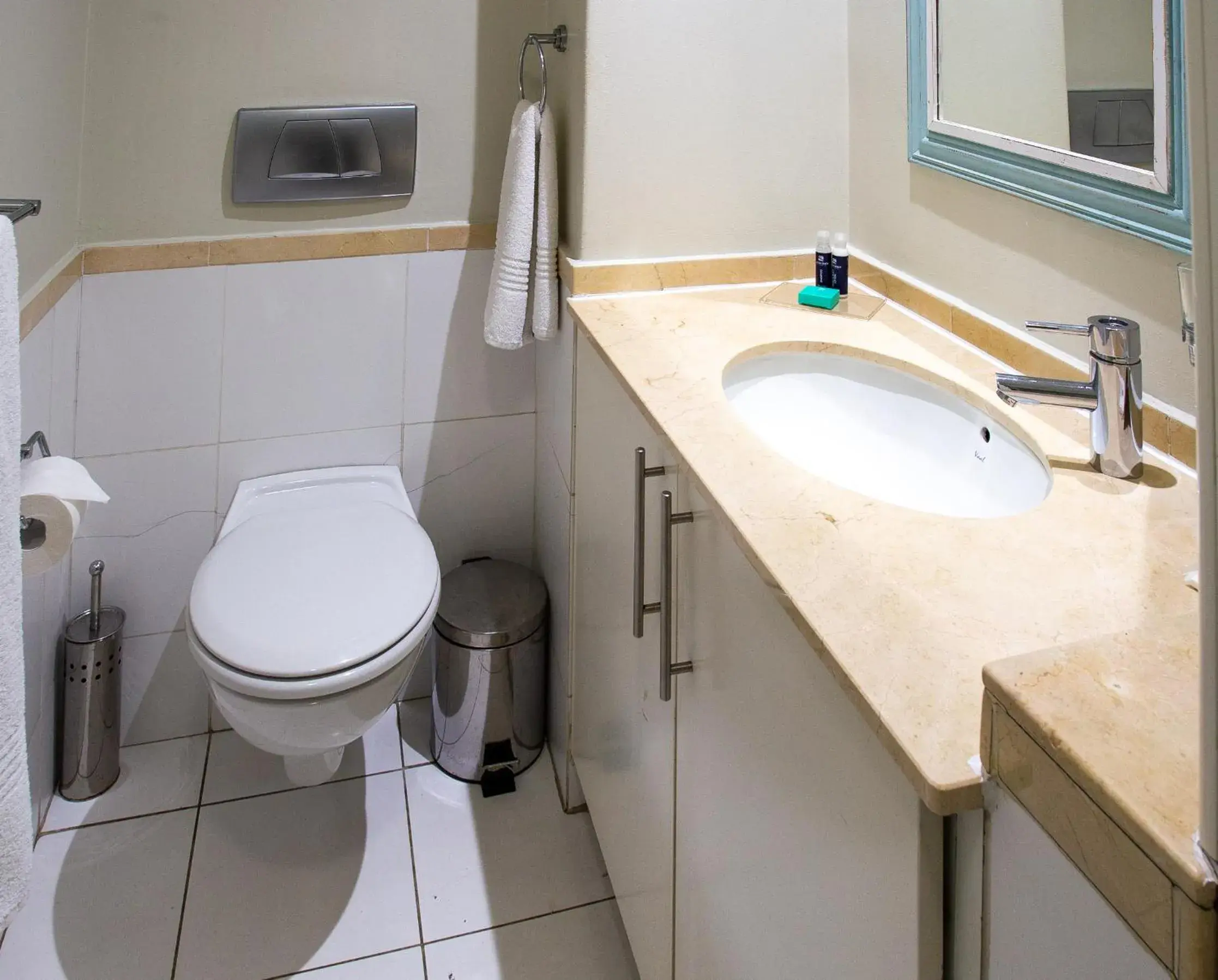 Toilet in Lagoon Beach Hotel Apartments Toilet in Lagoon Beach Hotel Apartments