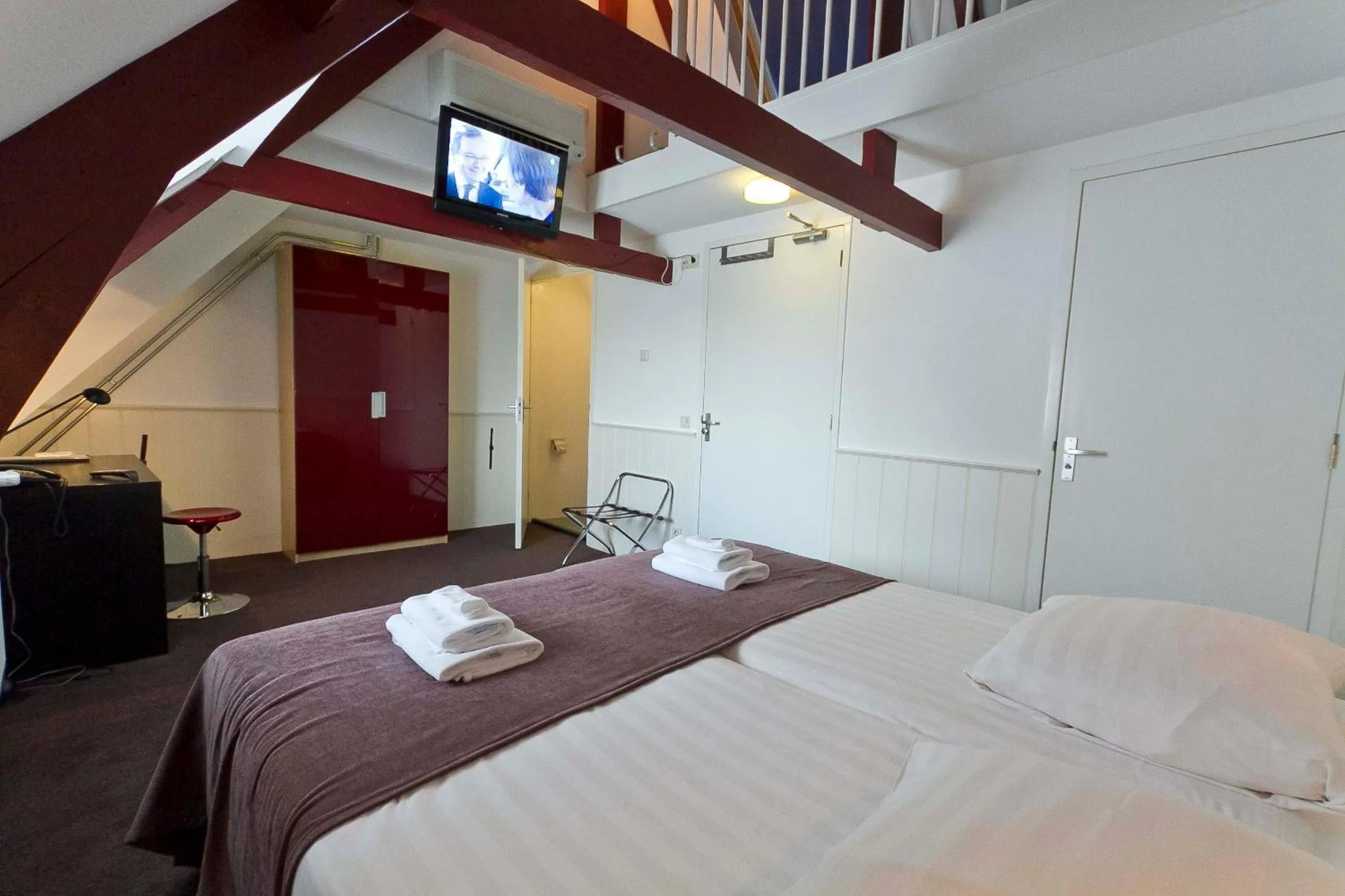 Photo of the whole room, Bed in Hotel de Gaaper