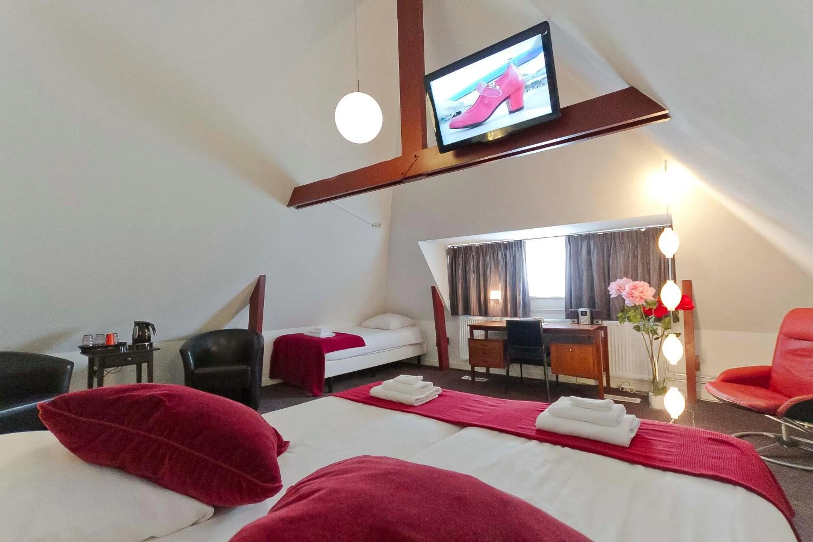 Photo of the whole room, Bed in Hotel de Gaaper