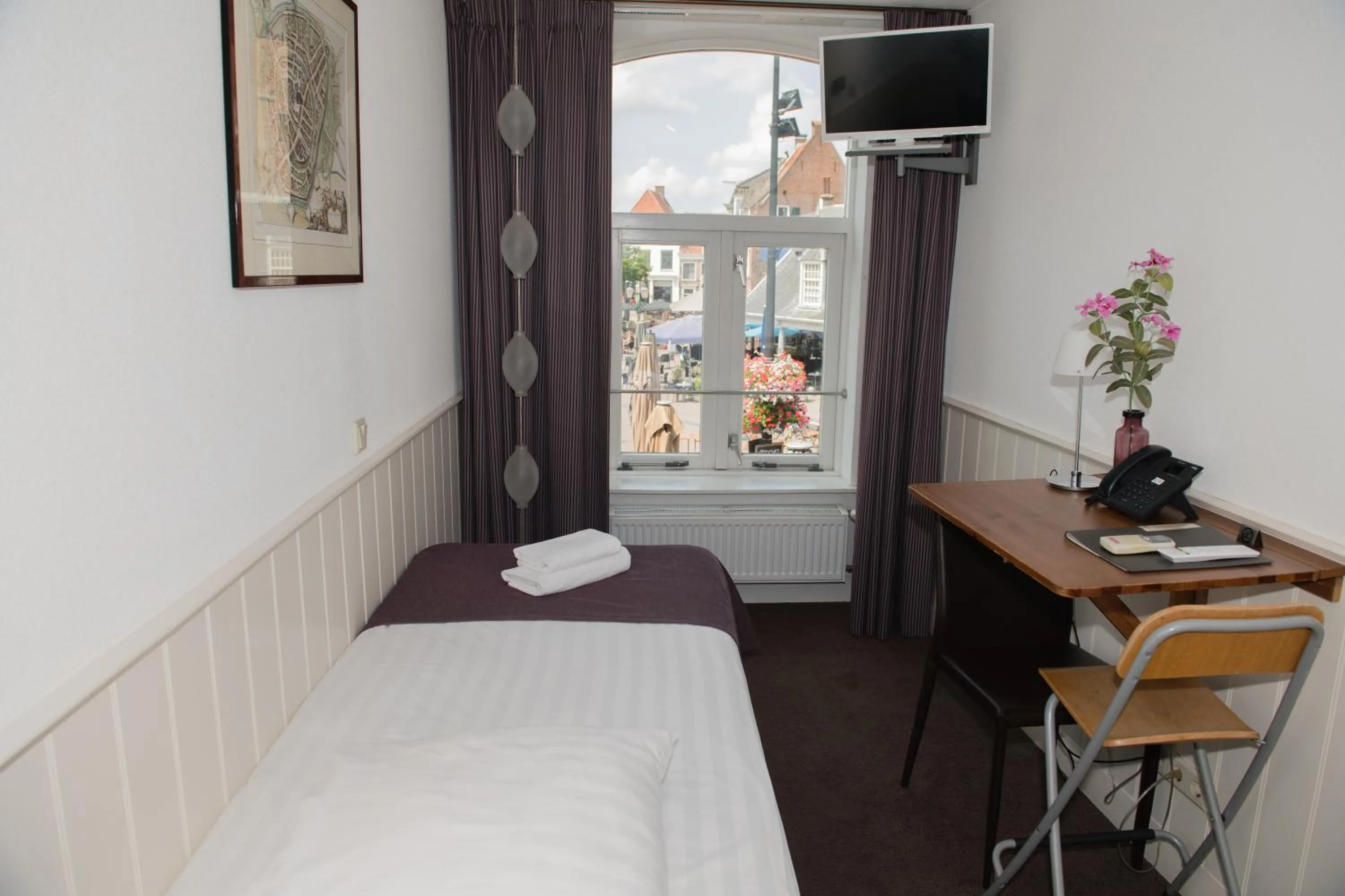 Photo of the whole room, Bed in Hotel de Gaaper