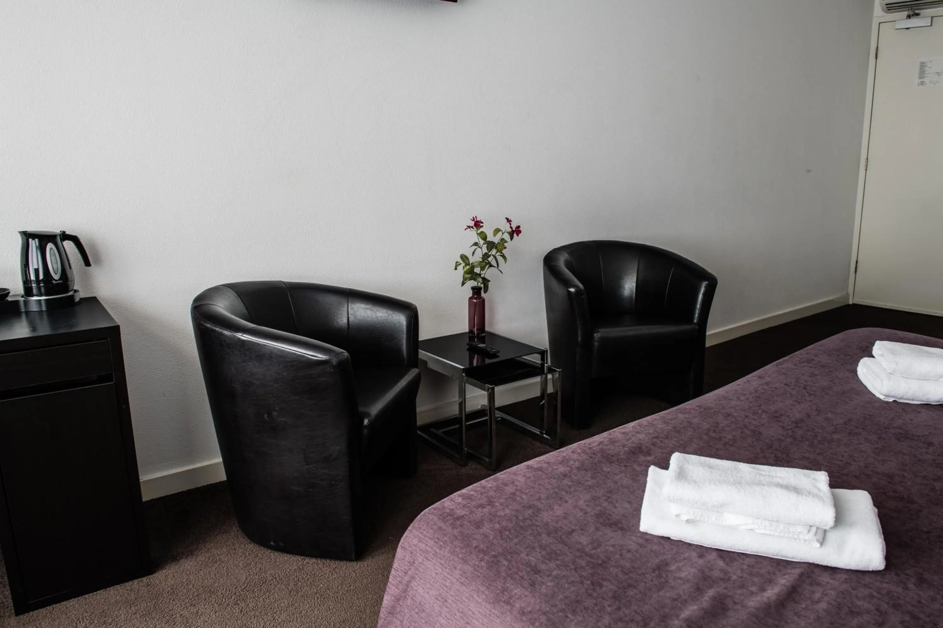 Seating area, Bed in Hotel de Gaaper