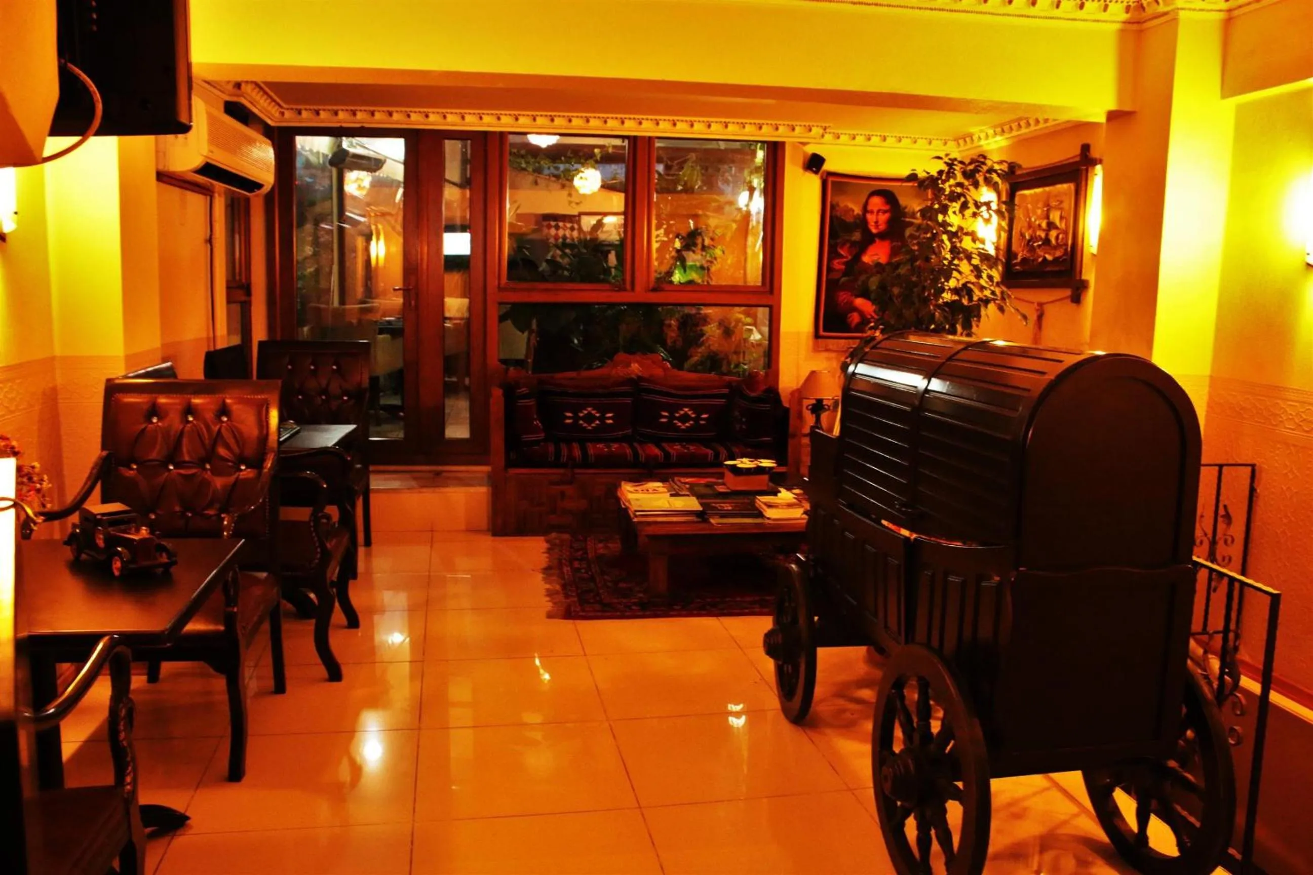 Communal lounge/ TV room in Sultanahmet Park Hotel