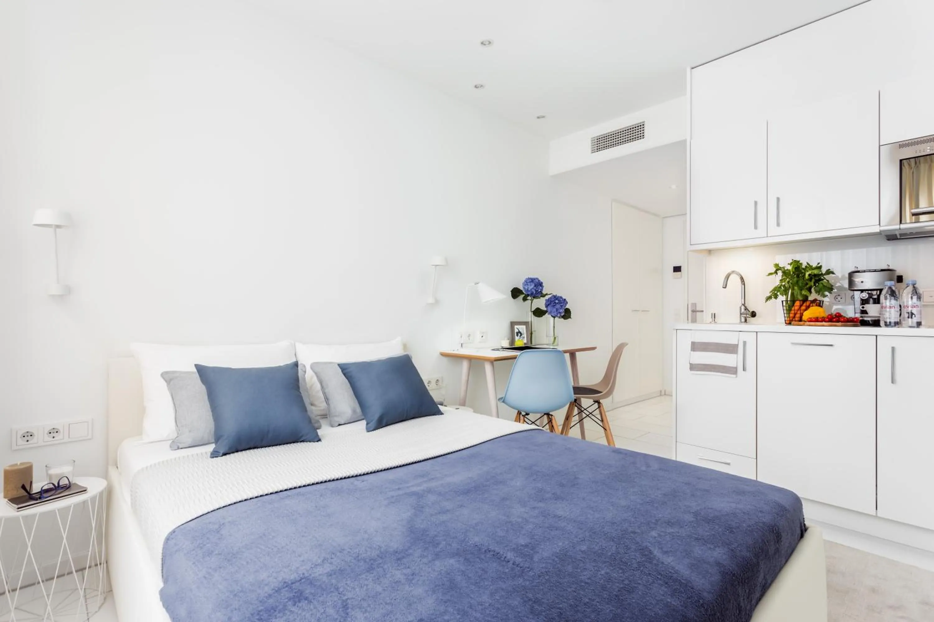 Kitchen or kitchenette, Bed in Skyreach BizzStay - Wohnen am Main