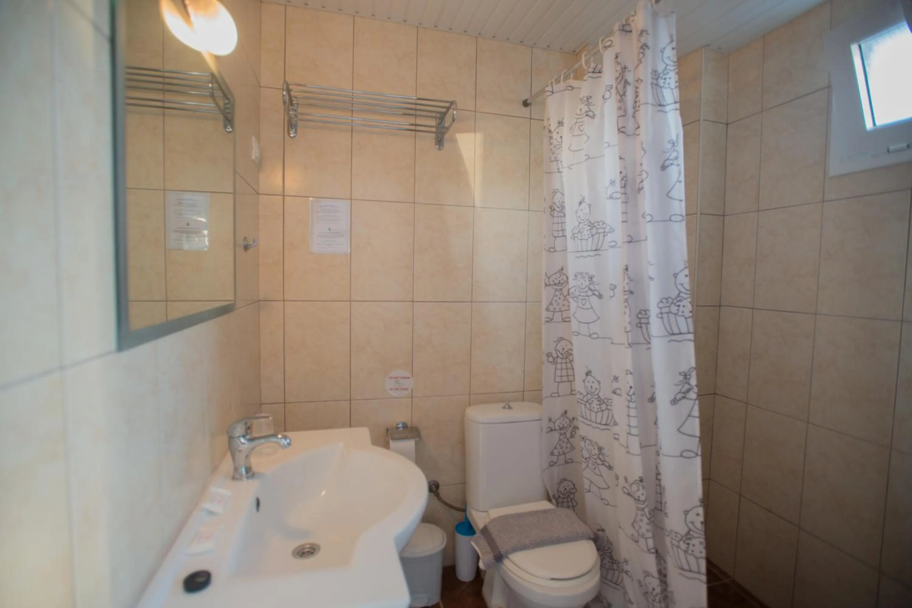 Bathroom in Fragiskos Hotel