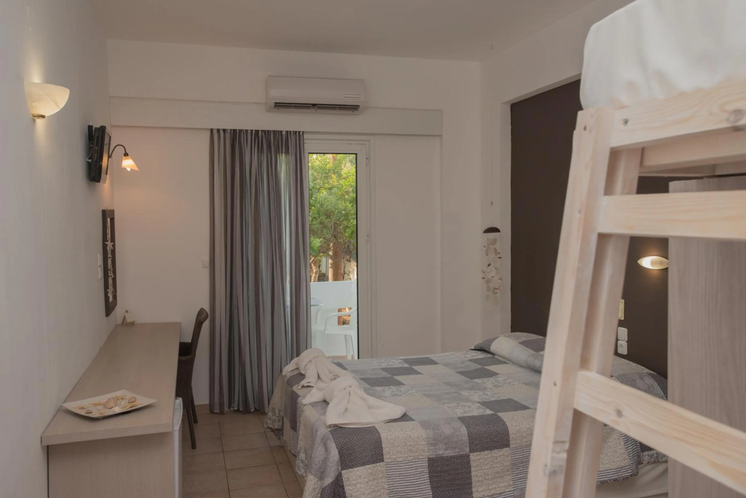 bunk bed, Bed in Fragiskos Hotel