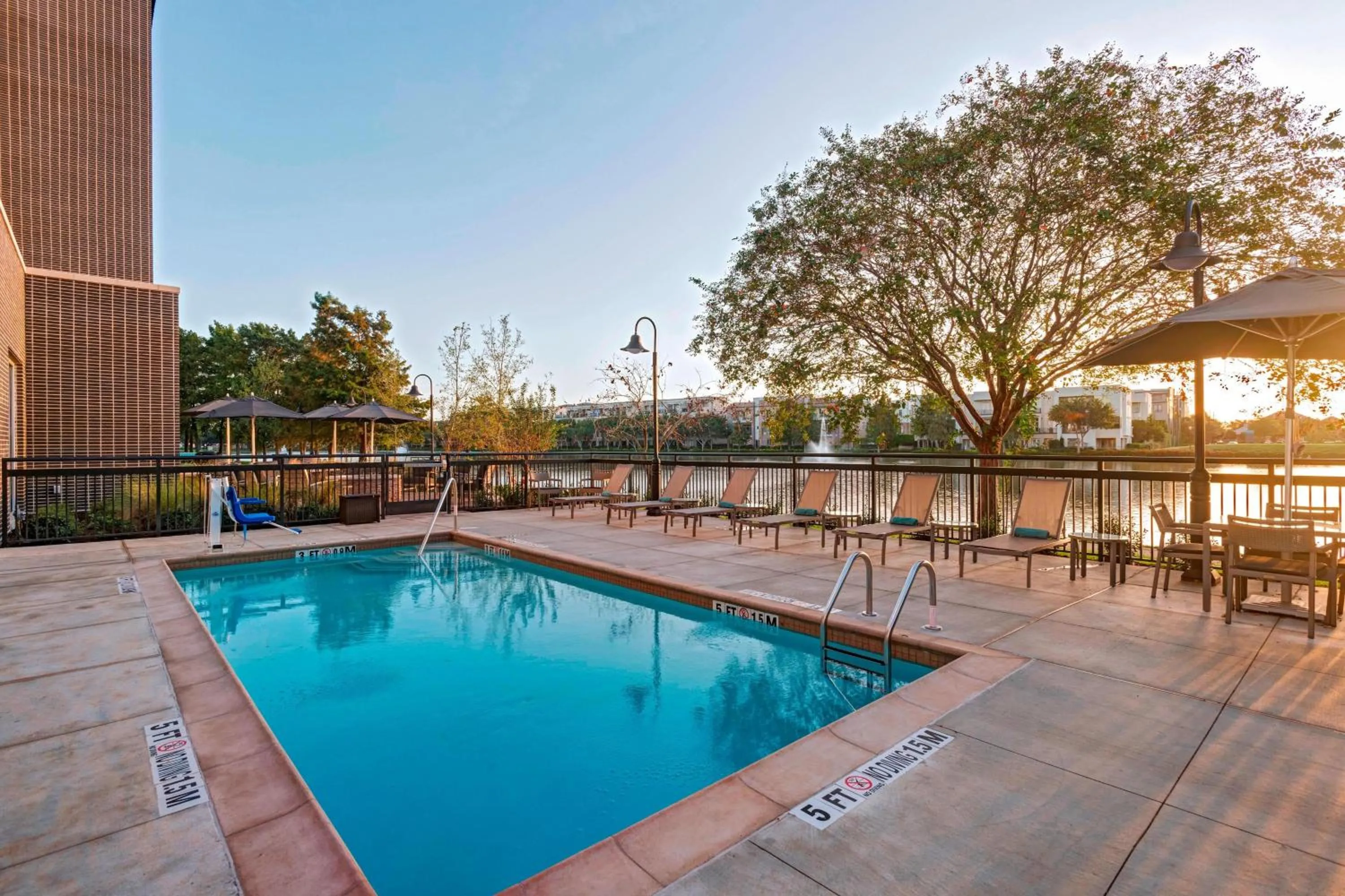 Swimming pool in Courtyard by Marriott Houston Sugar Land/Lake Pointe