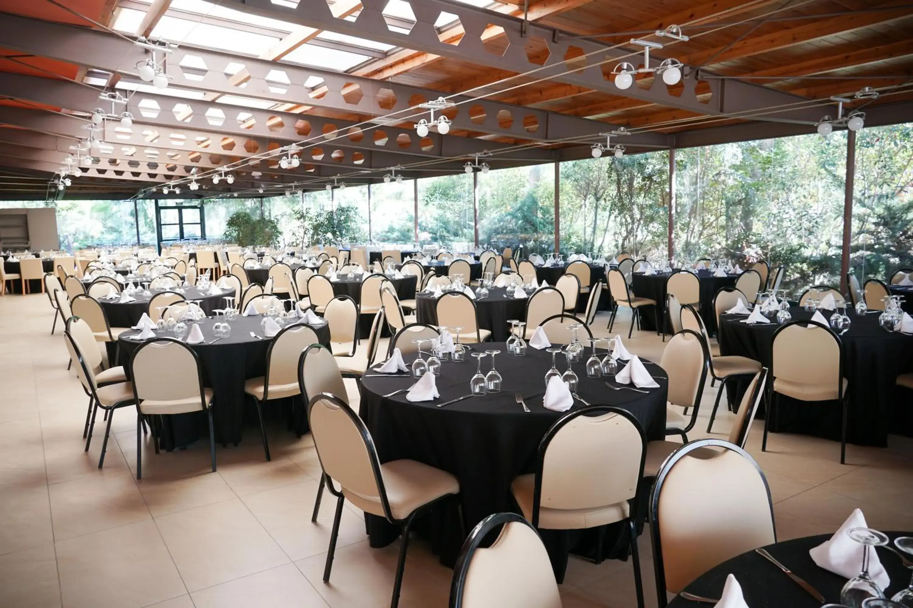 Restaurant/places to eat in Ohtels Vil·la Romana Restaurant/places to eat in Ohtels Vil·la Romana
