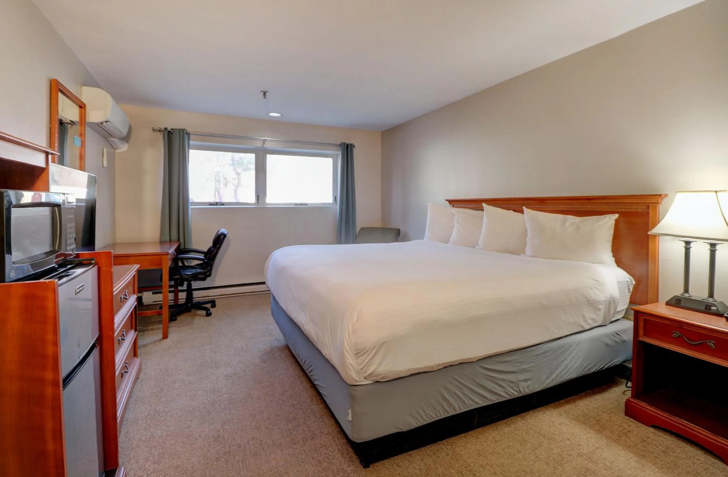 Bed in Anchorage Inn and Suites