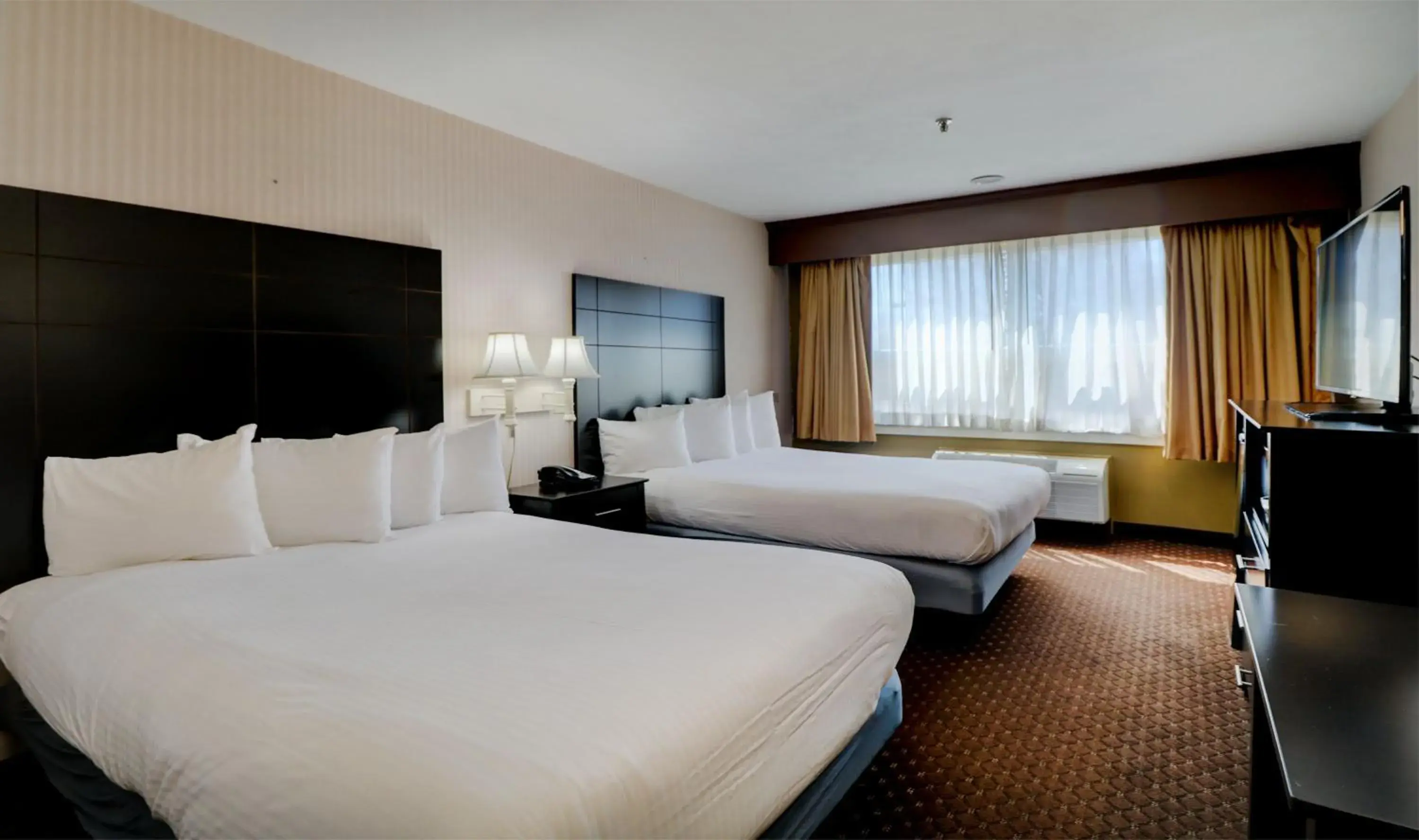 Bed in Anchorage Inn and Suites Bed in Anchorage Inn and Suites