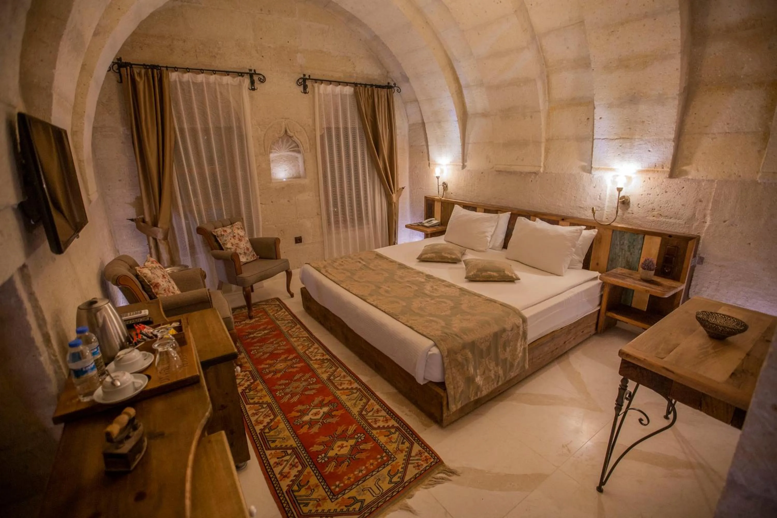 Bed in Divan Cave House