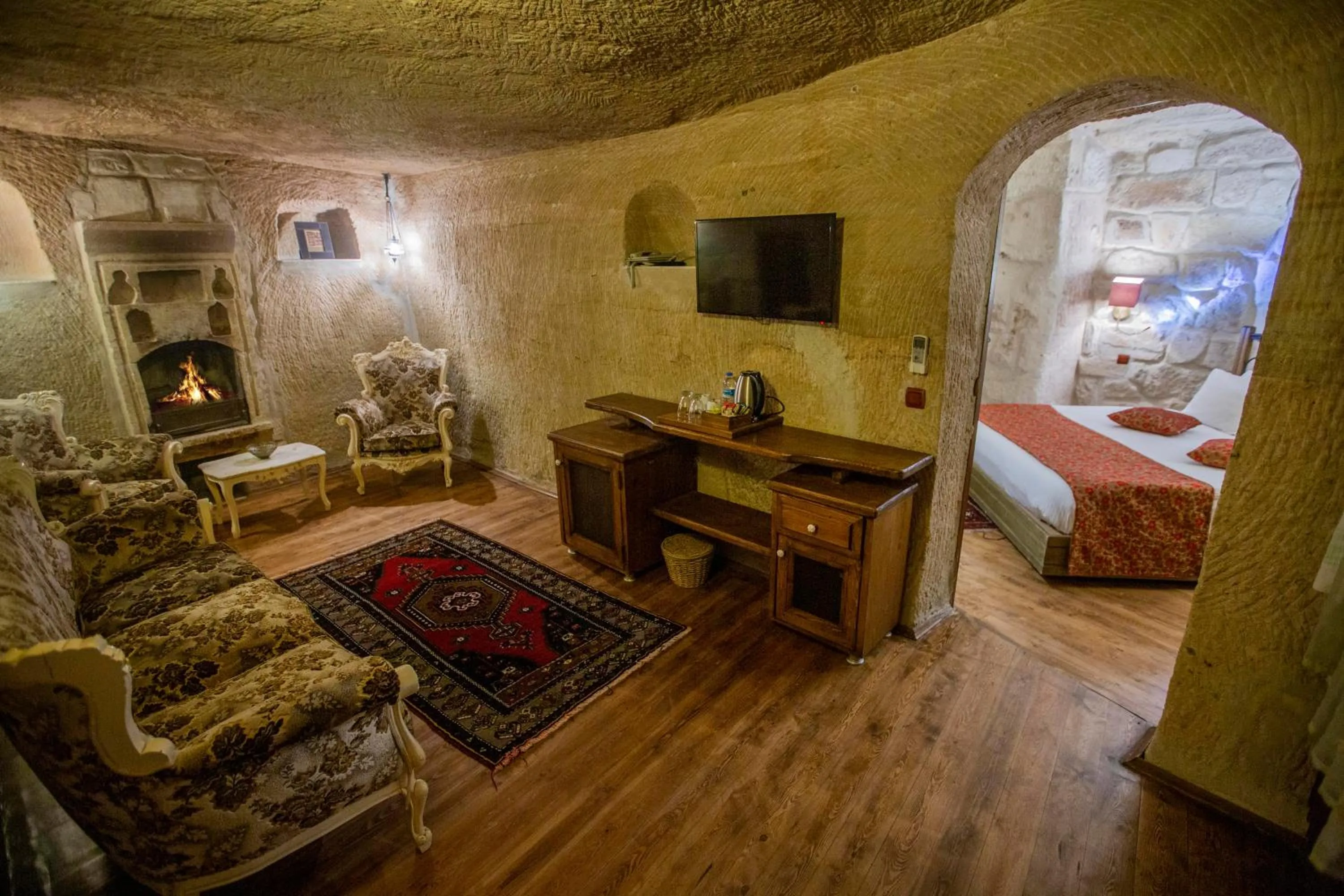 Bed in Divan Cave House