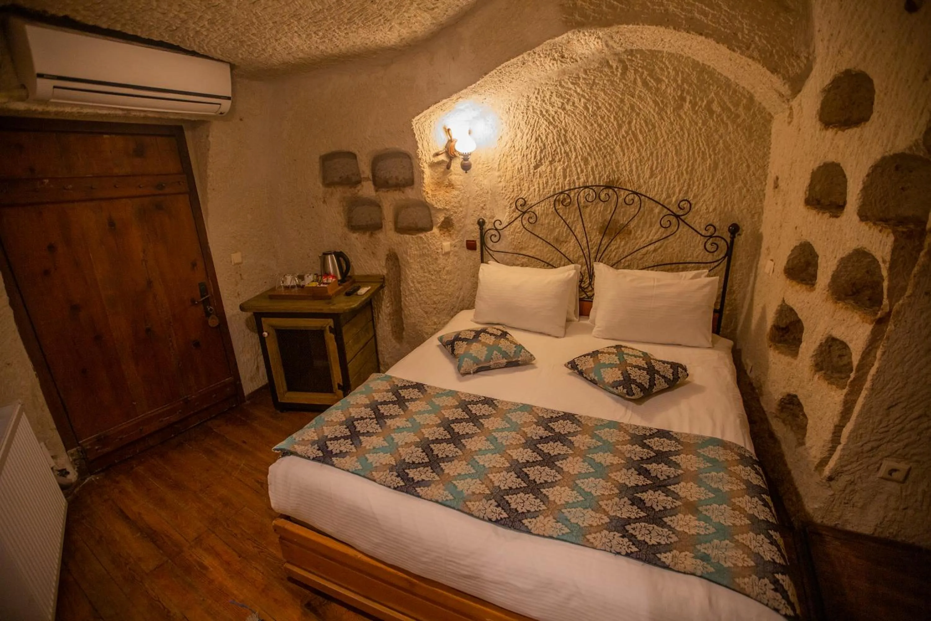 Bed in Divan Cave House