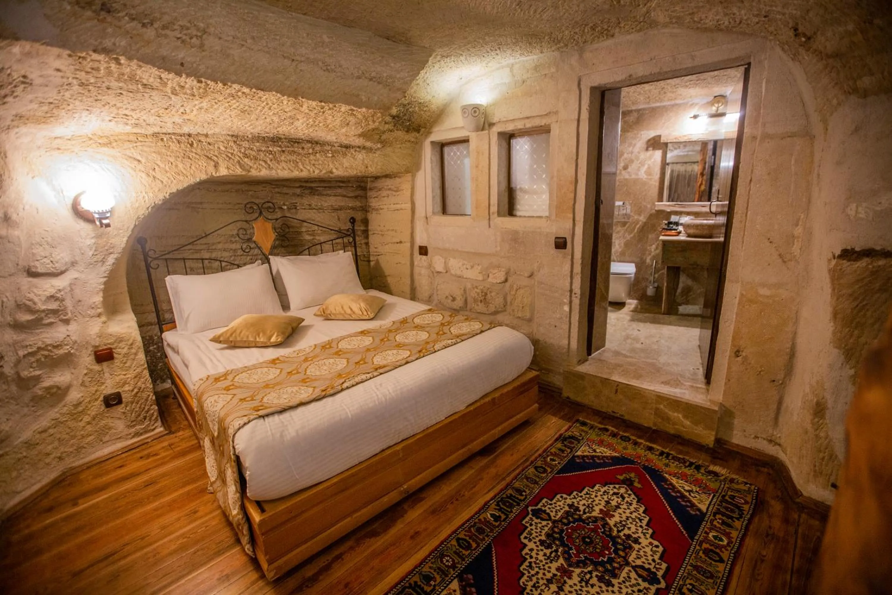 Bed in Divan Cave House
