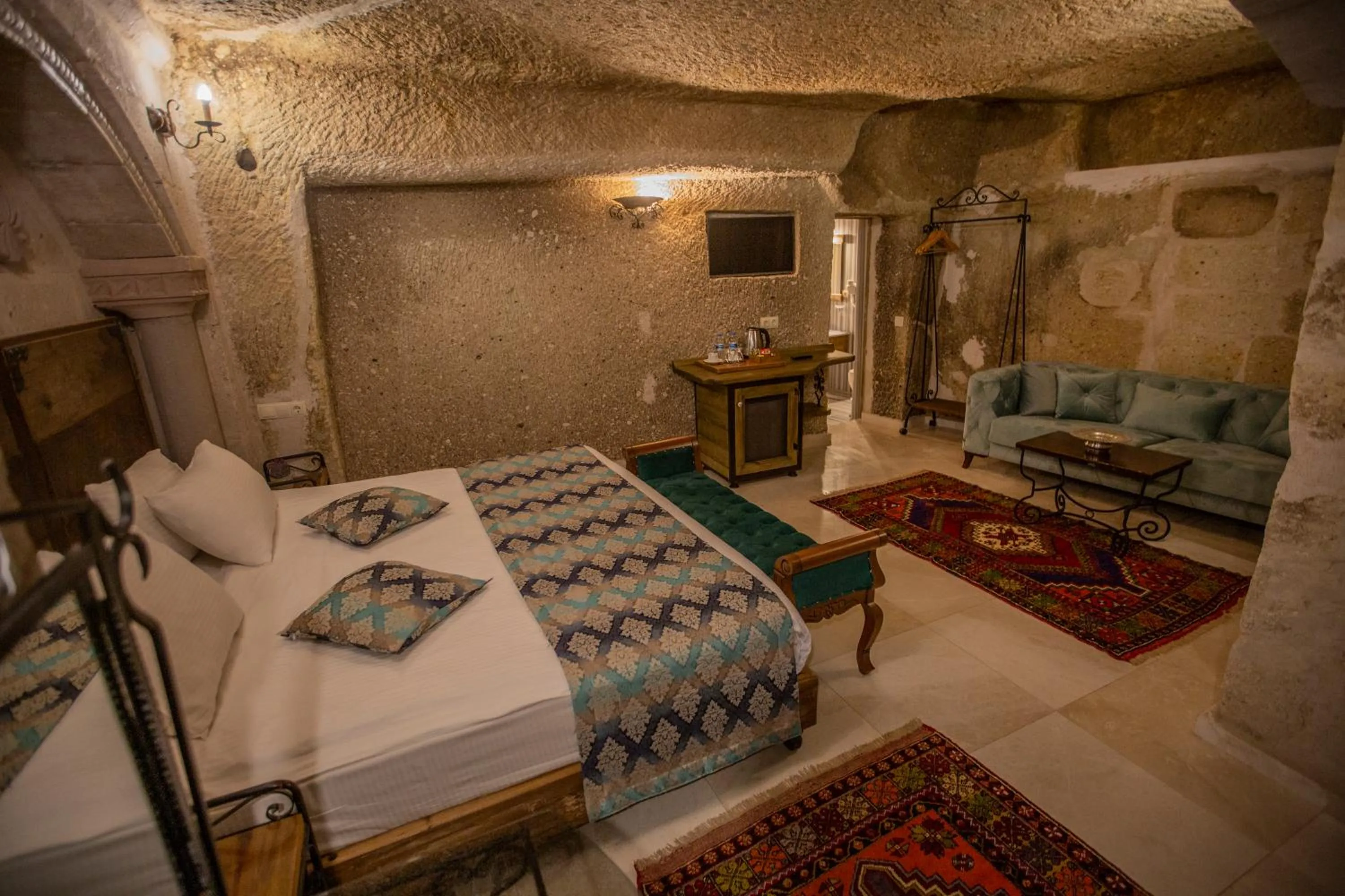 Bed in Divan Cave House