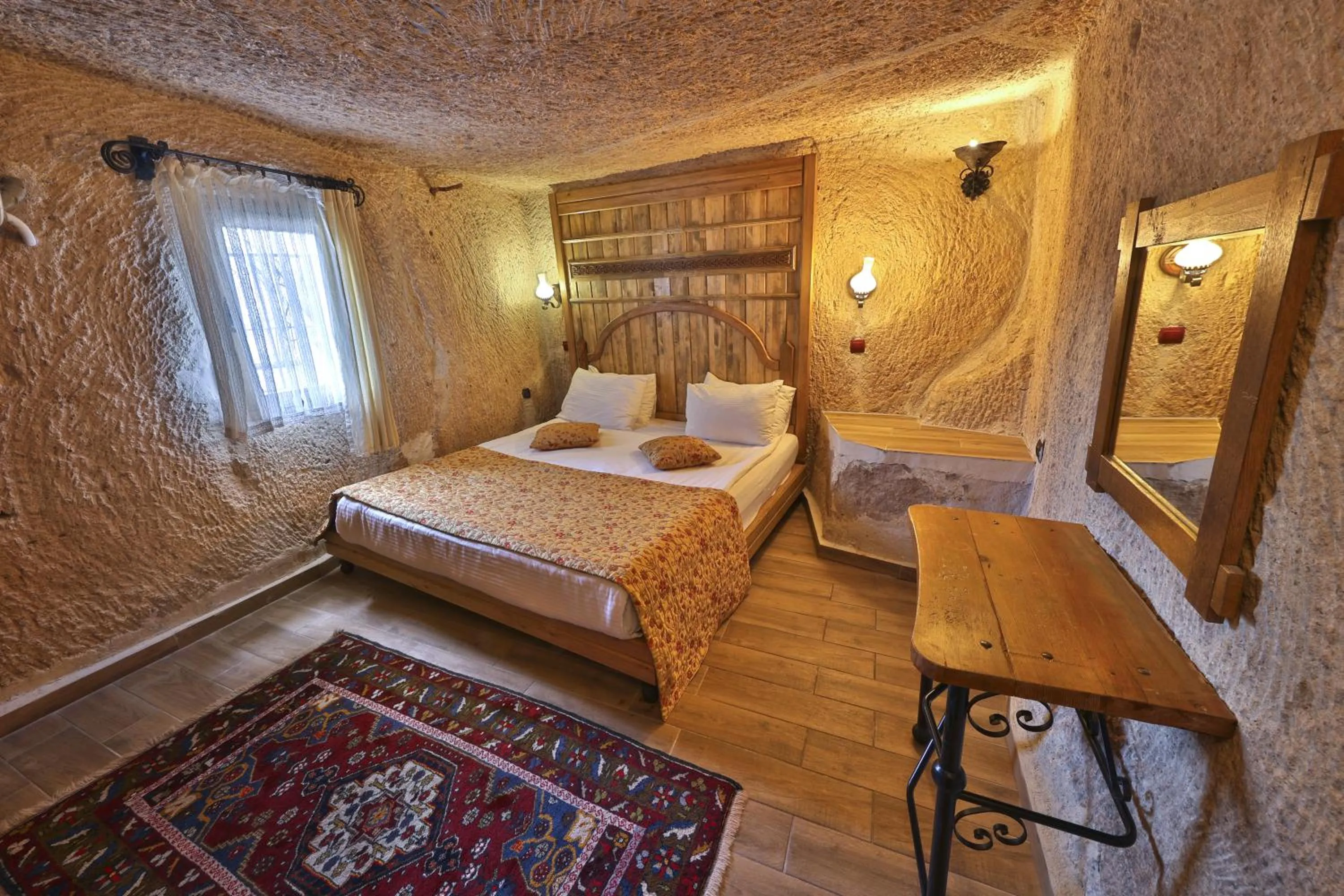 Bed in Divan Cave House