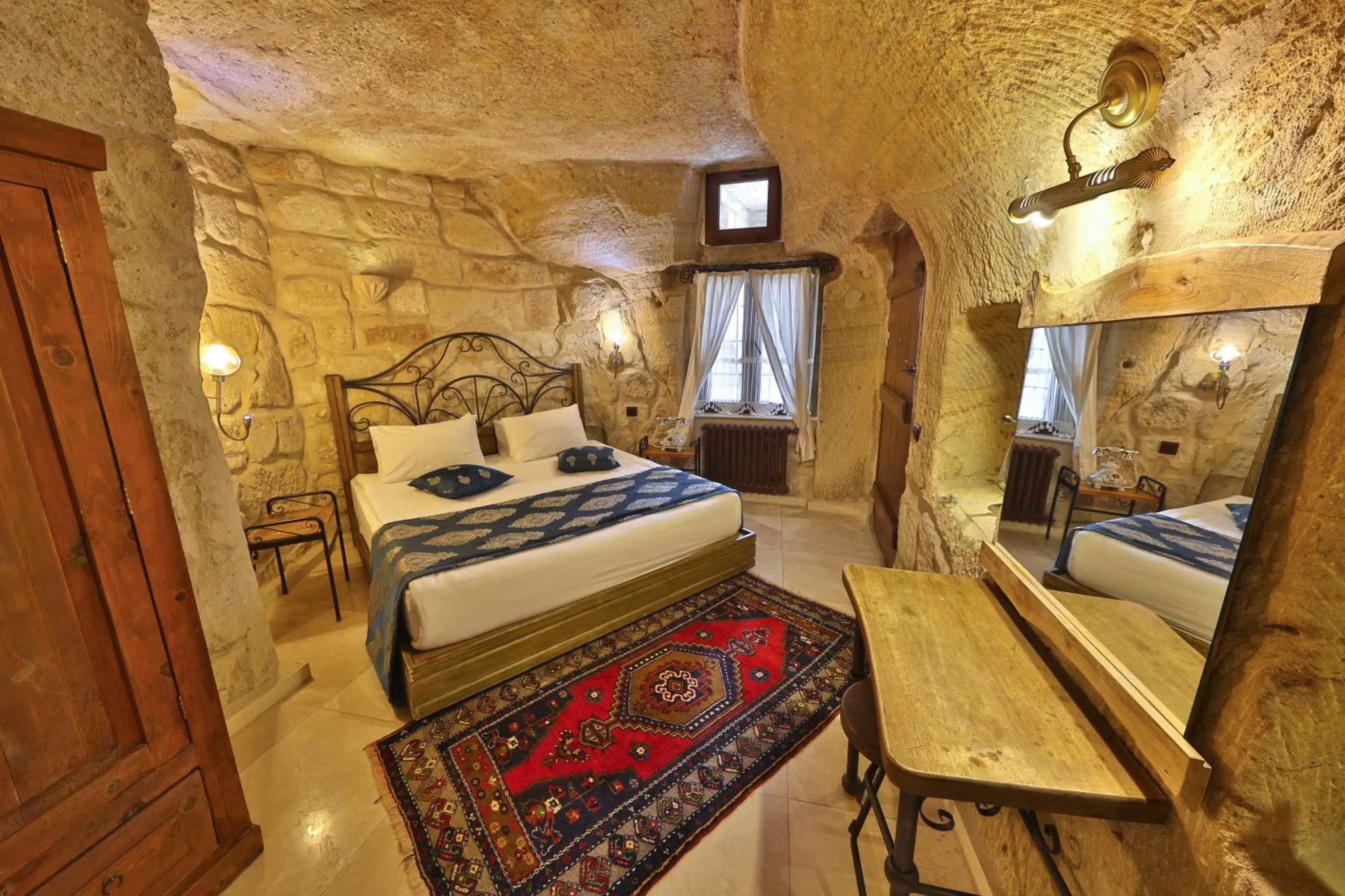 Bed in Divan Cave House