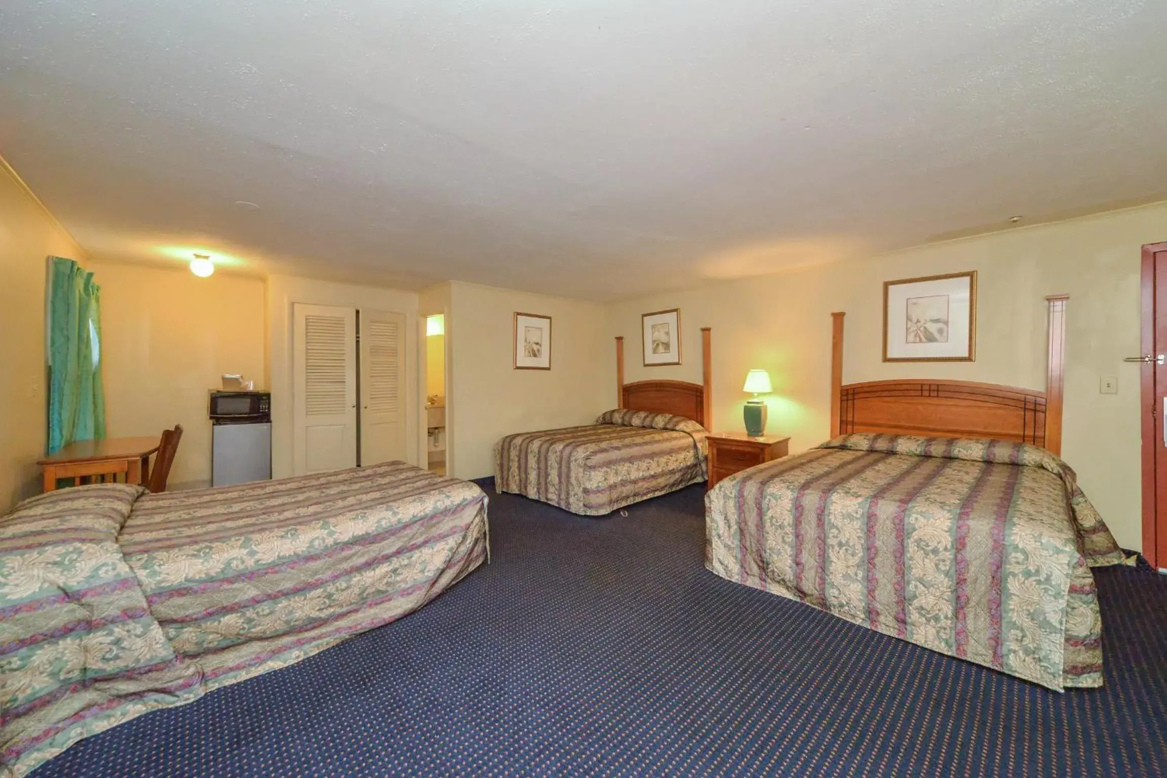 Photo of the whole room, Bed in Red Carpet Inn - Stamford