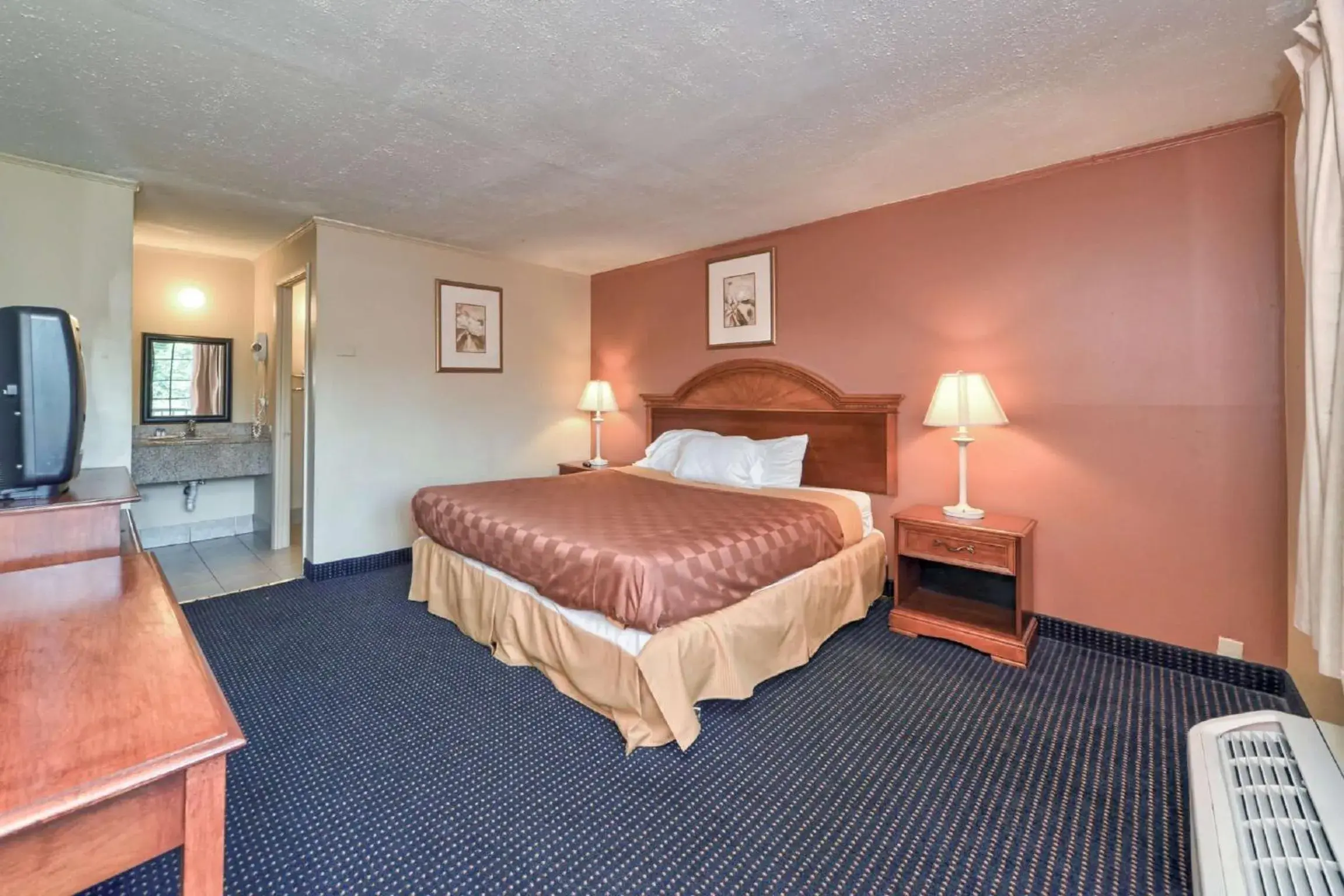 Photo of the whole room, Bed in Red Carpet Inn - Stamford