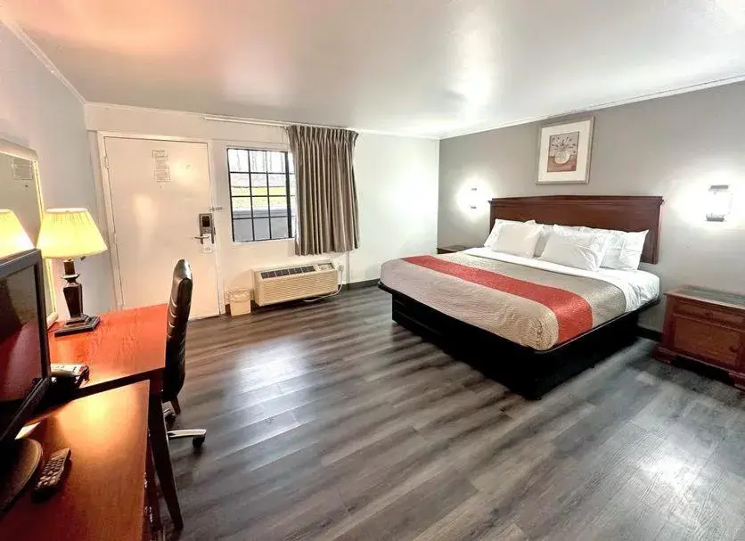 Bedroom, Bed in Red Carpet Inn - Stamford Bedroom, Bed in Red Carpet Inn - Stamford