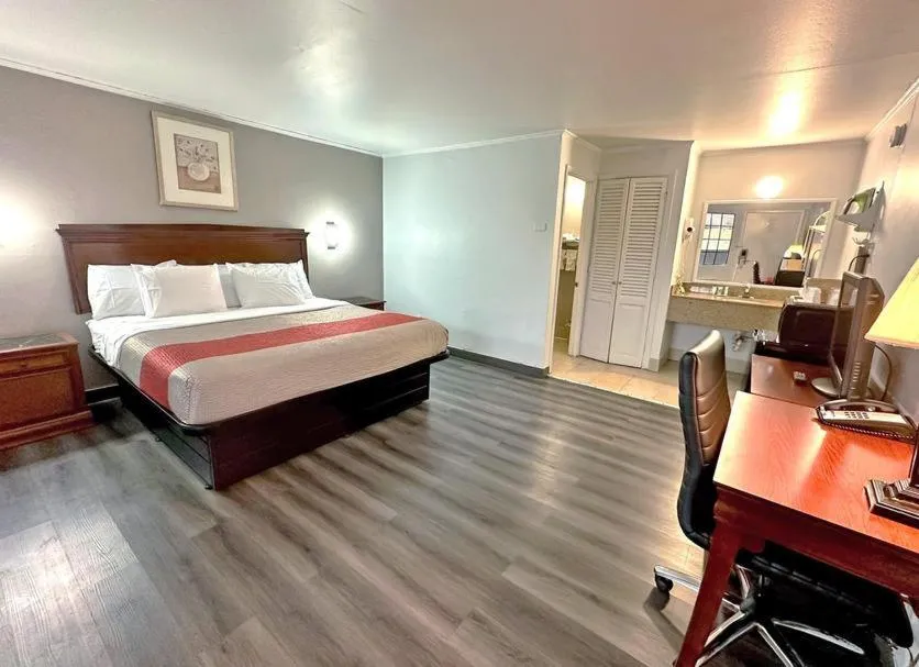 Bedroom, Bed in Red Carpet Inn - Stamford