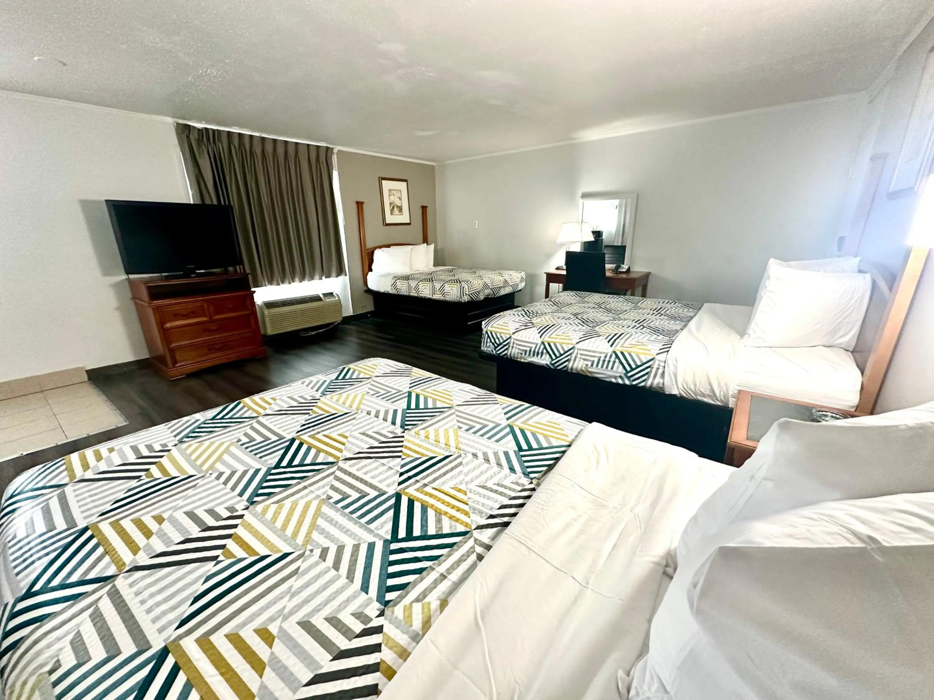 Photo of the whole room, Bed in Red Carpet Inn - Stamford