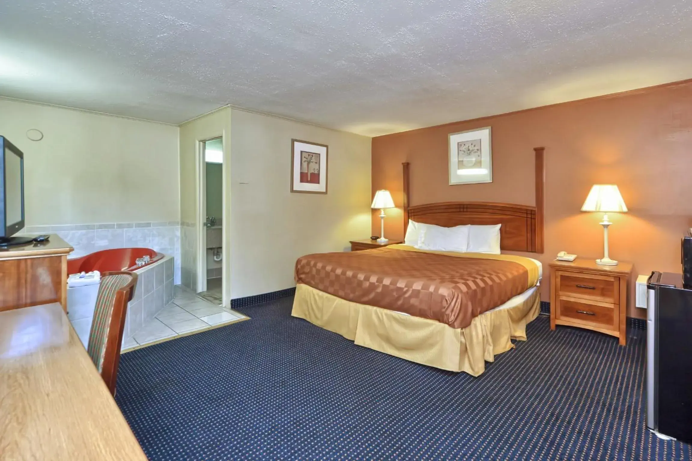 Bed in Red Carpet Inn - Stamford