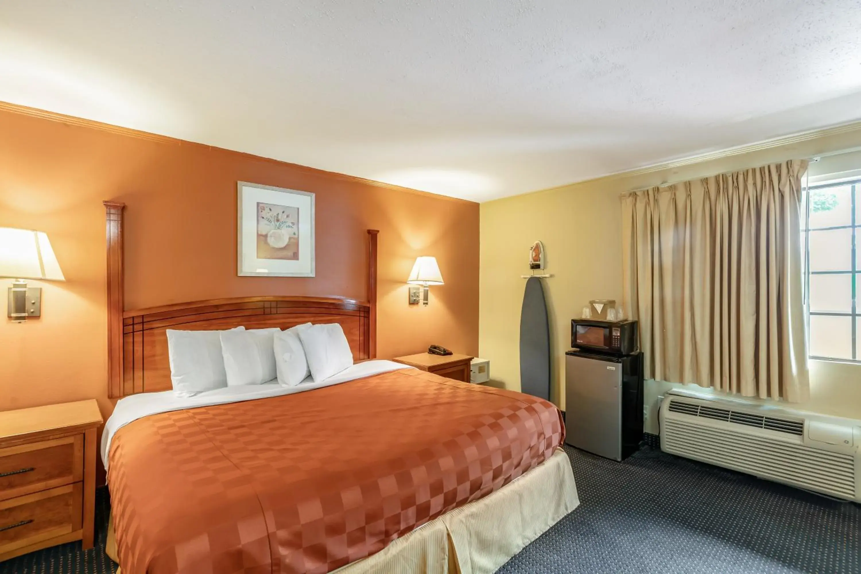 Bedroom, Bed in Red Carpet Inn - Stamford